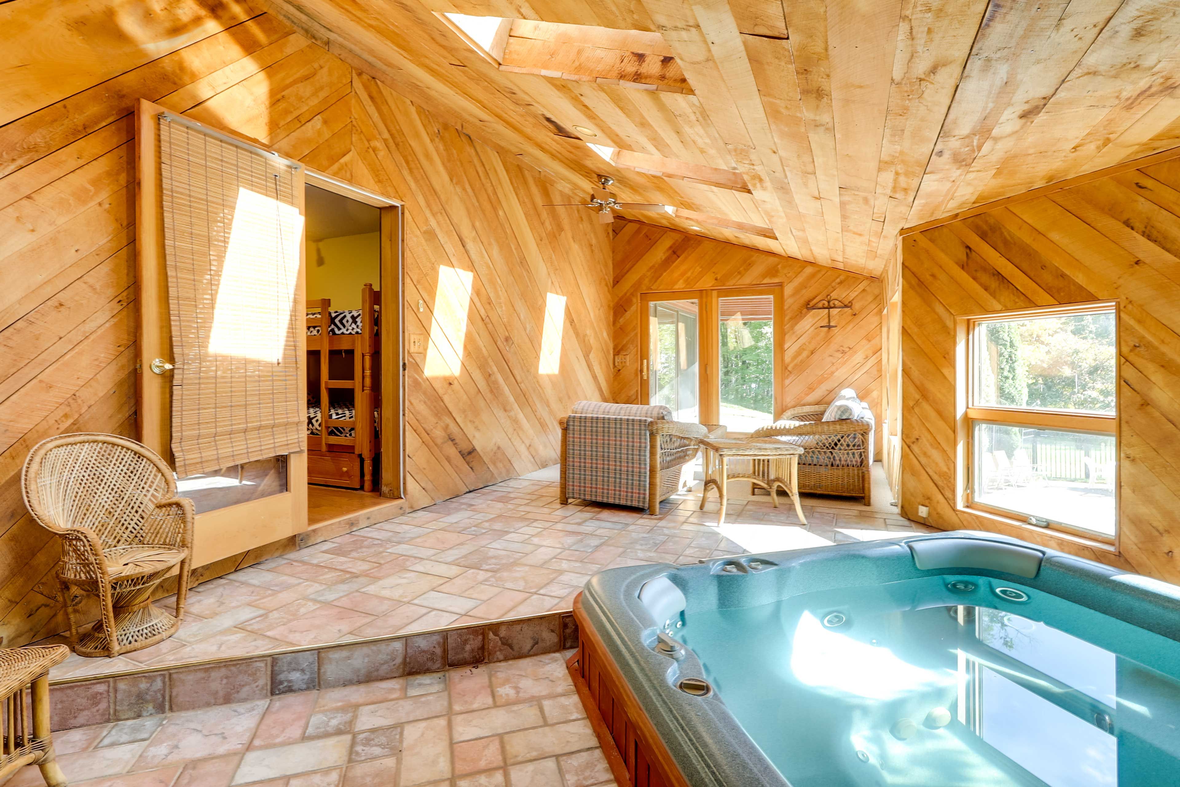 Private Hot Tub | Self Check-In | On-Site Tennis Court