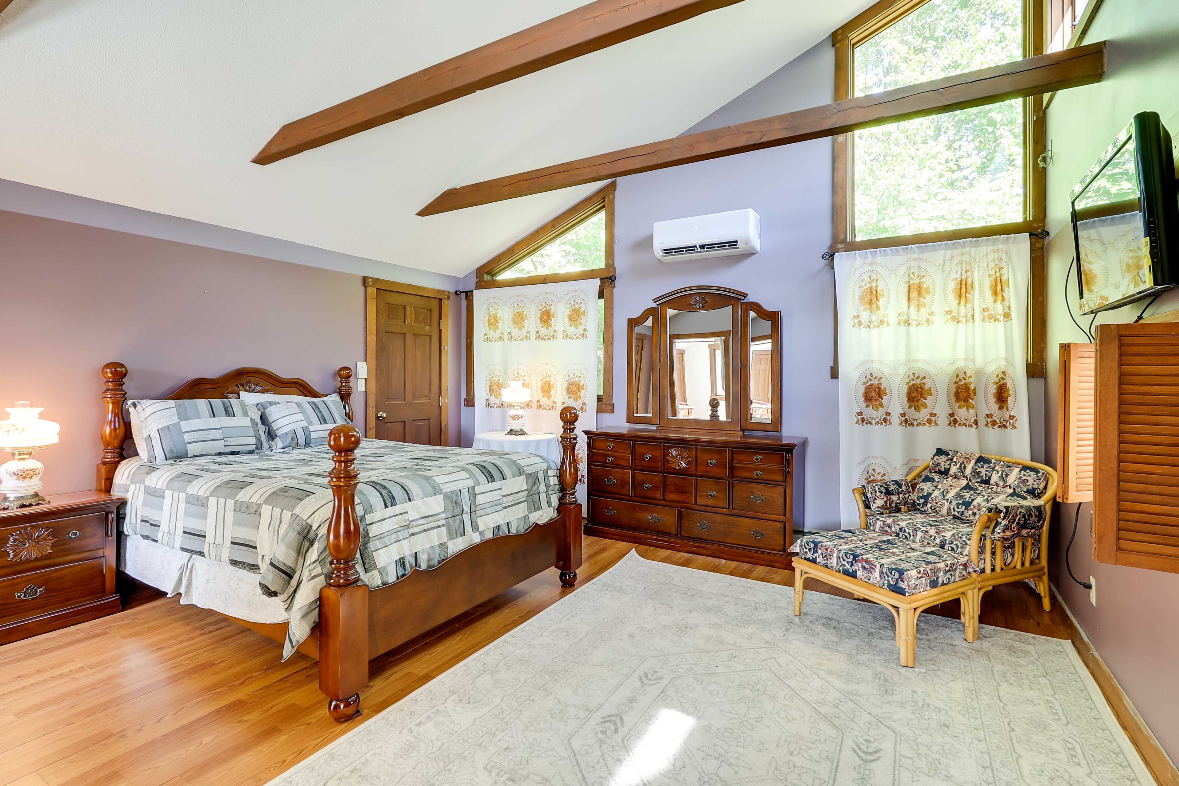 Bedroom 1 | 3rd Floor | Queen Bed | Smart TV | Linens Provided