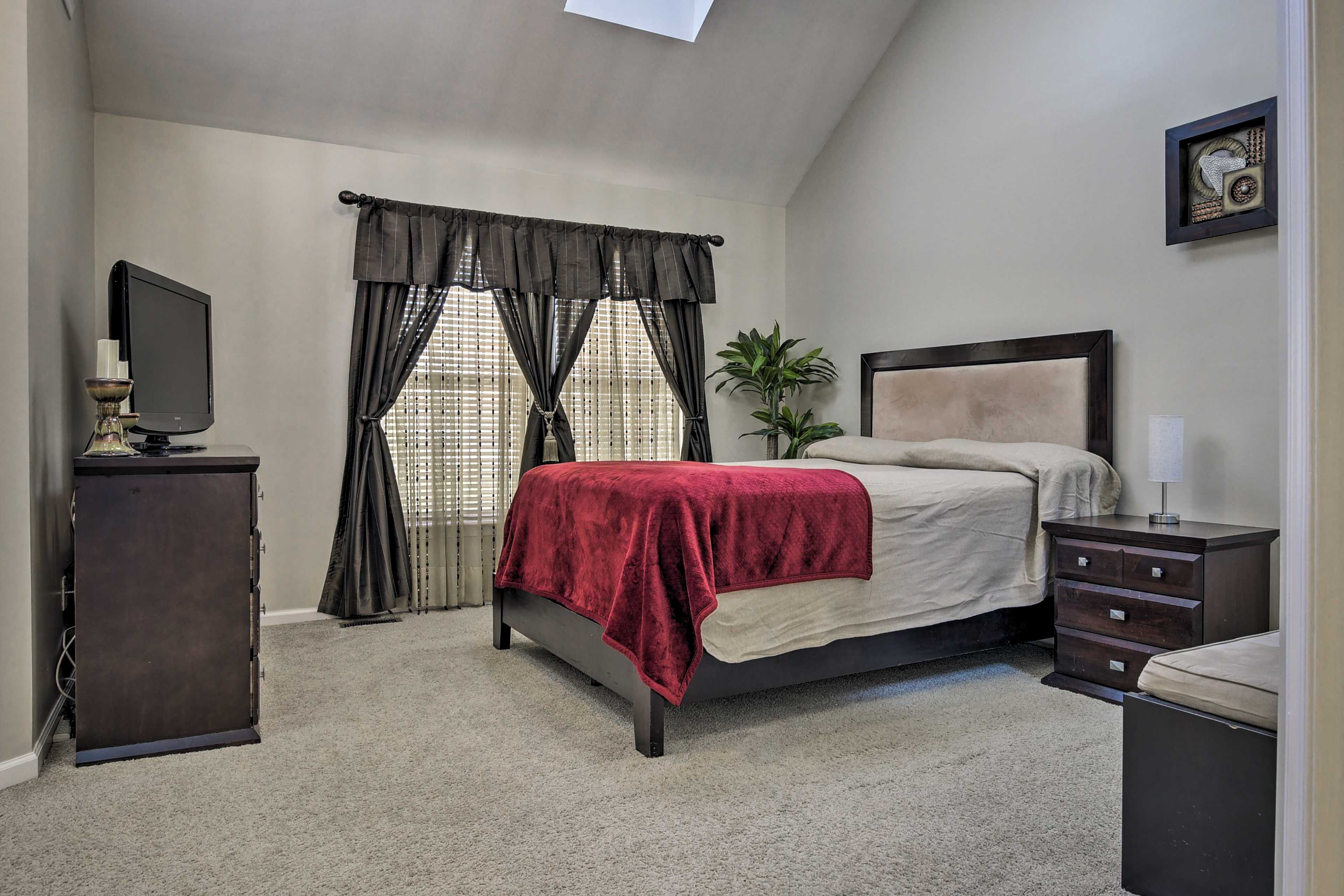 Bedroom 1 | Queen Bed | Futon | En-Suite Bathroom | Loft w/ Desk