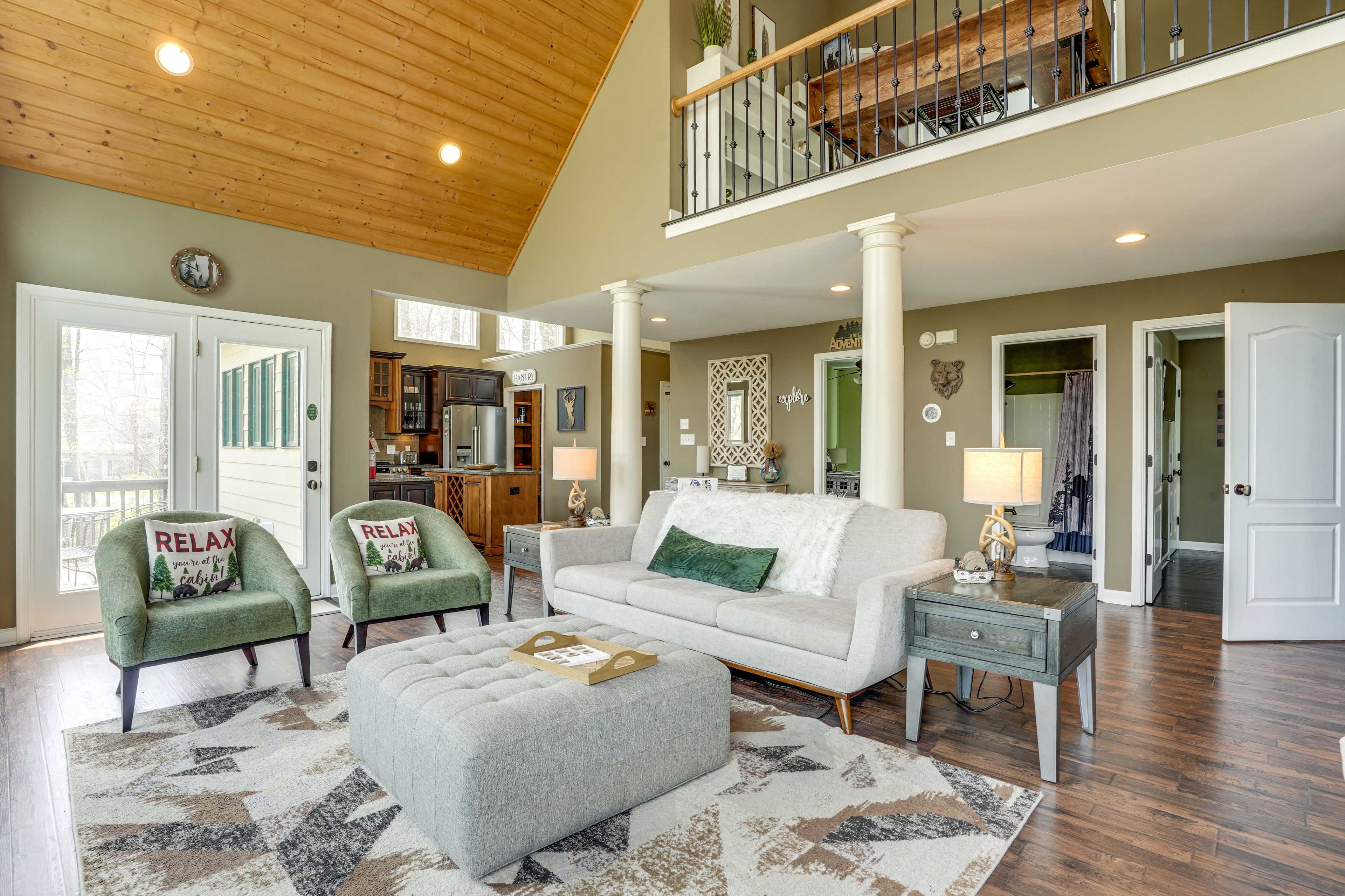 Living Room | Open Floor Plan | Free WiFi | Central A/C | Smart TV