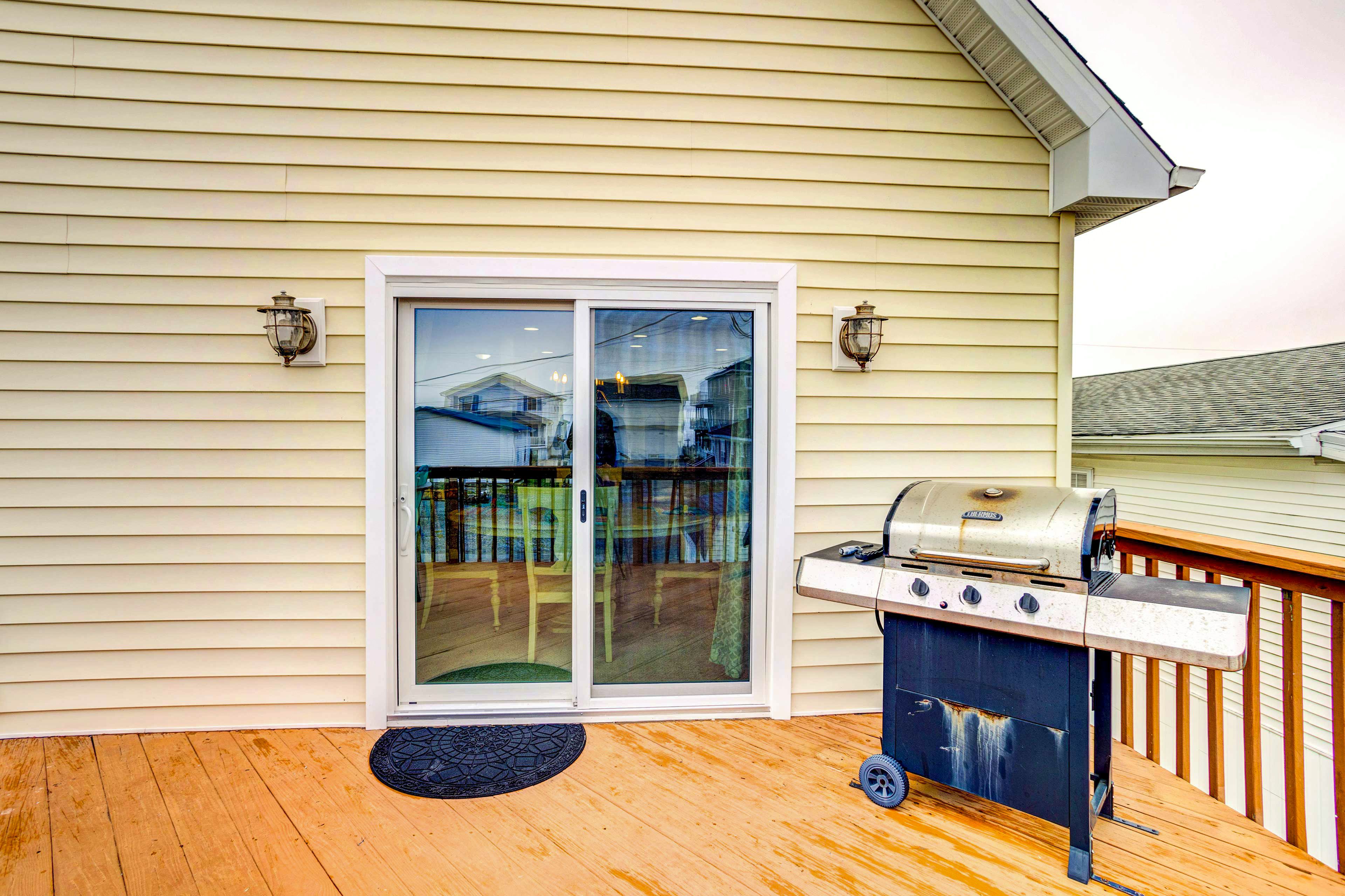 Deck | Gas Grill (Propane Provided)