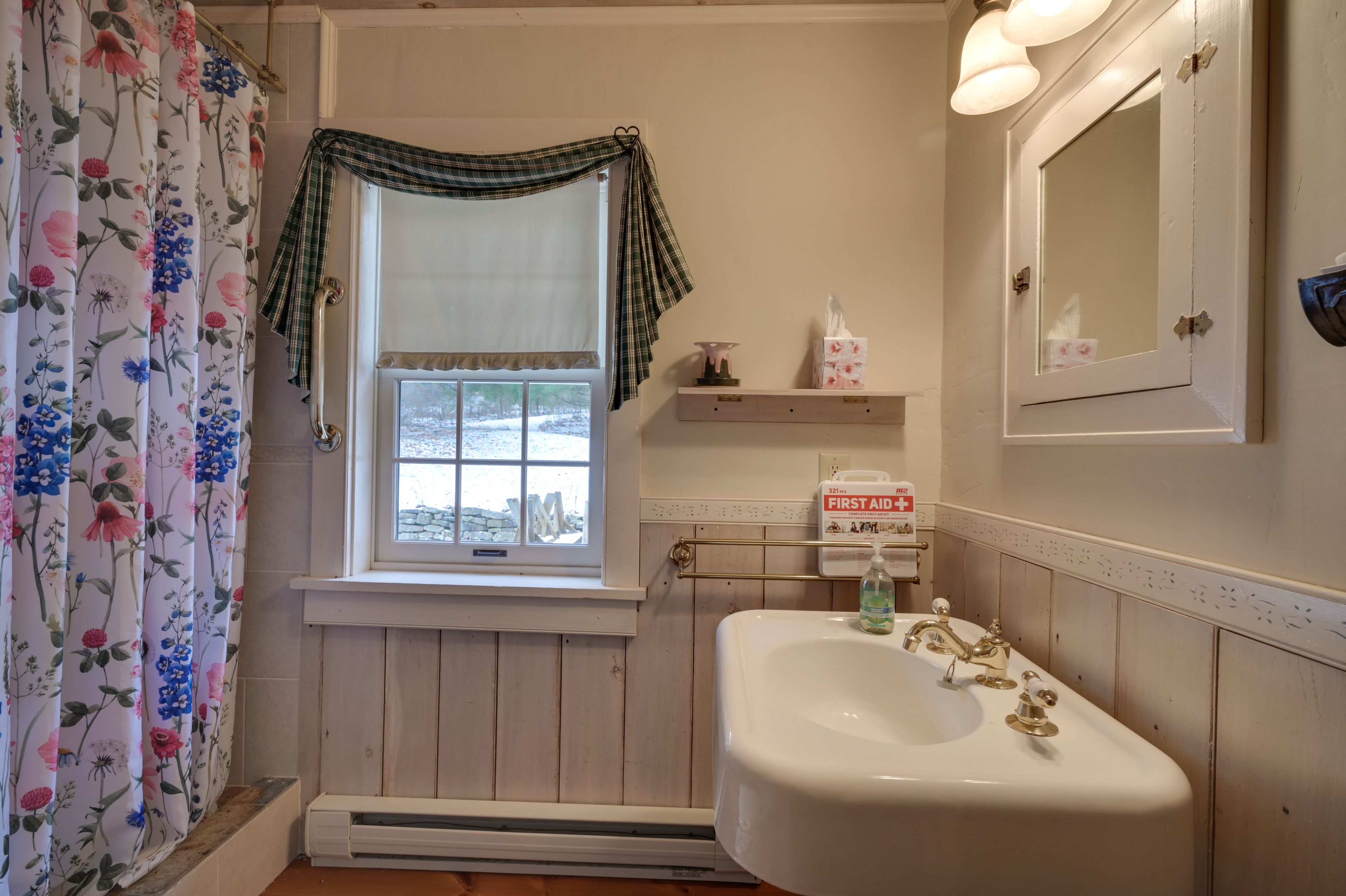 Full Bathroom | Towels Provided