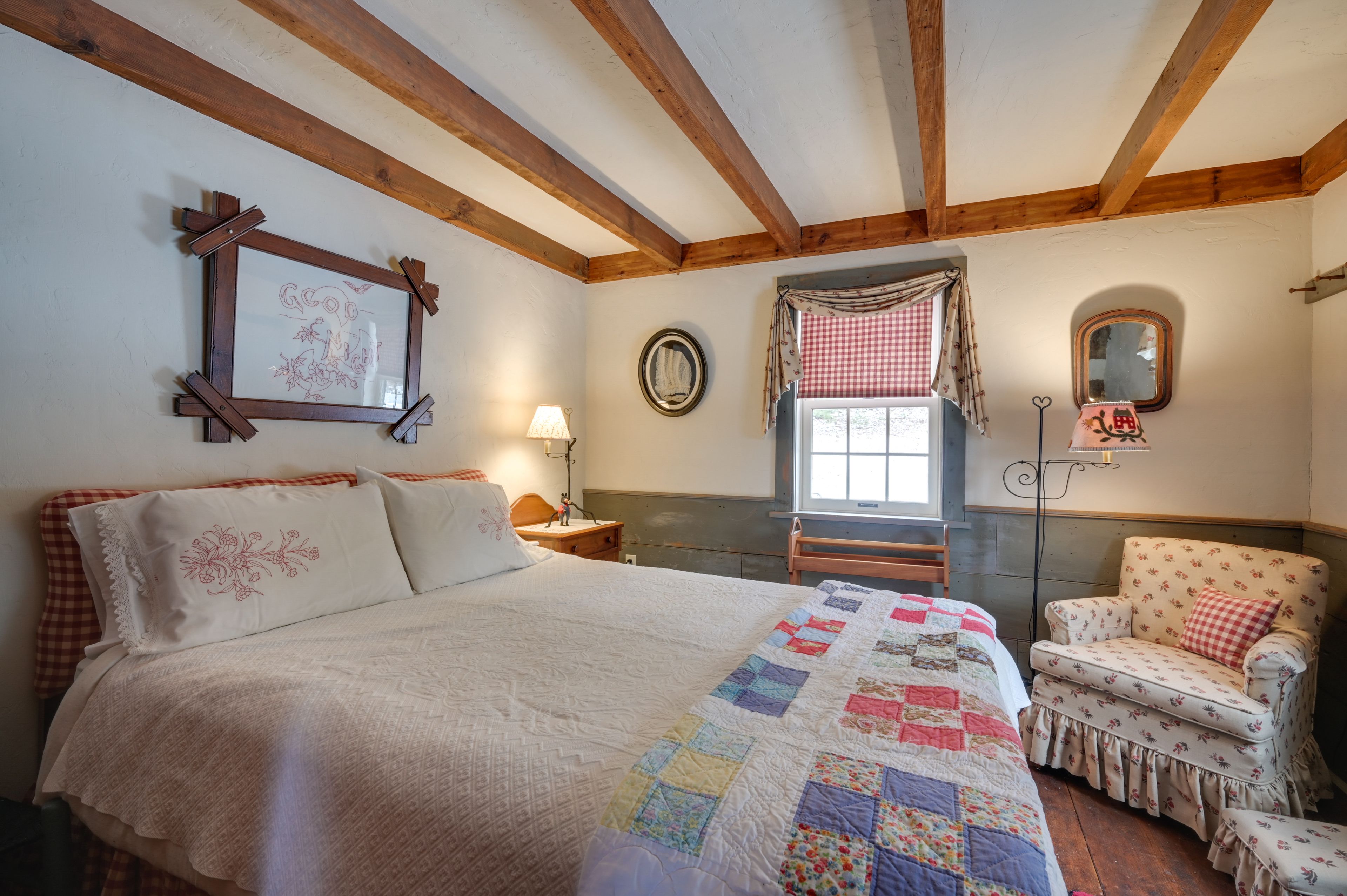 Bedroom | Queen Bed | Linens Provided