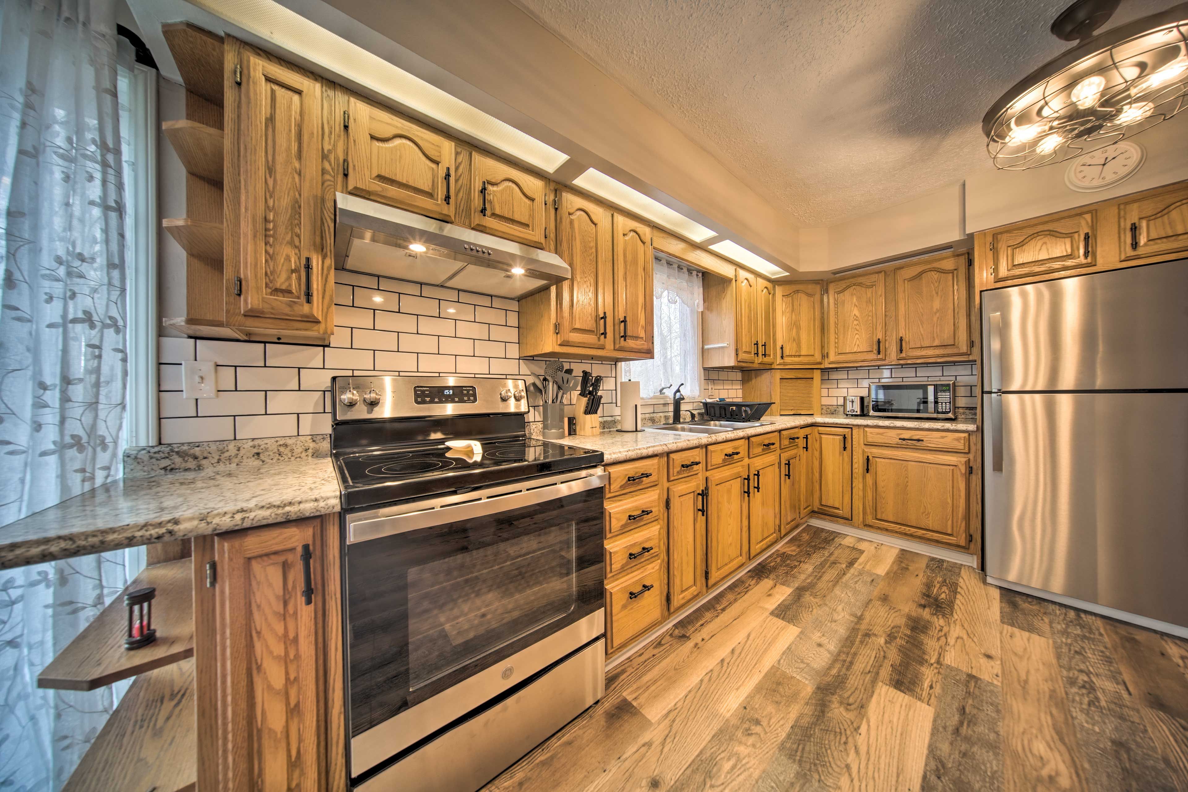 Kitchen | Dishware & Flatware | Coffee Maker | Complimentary Spices