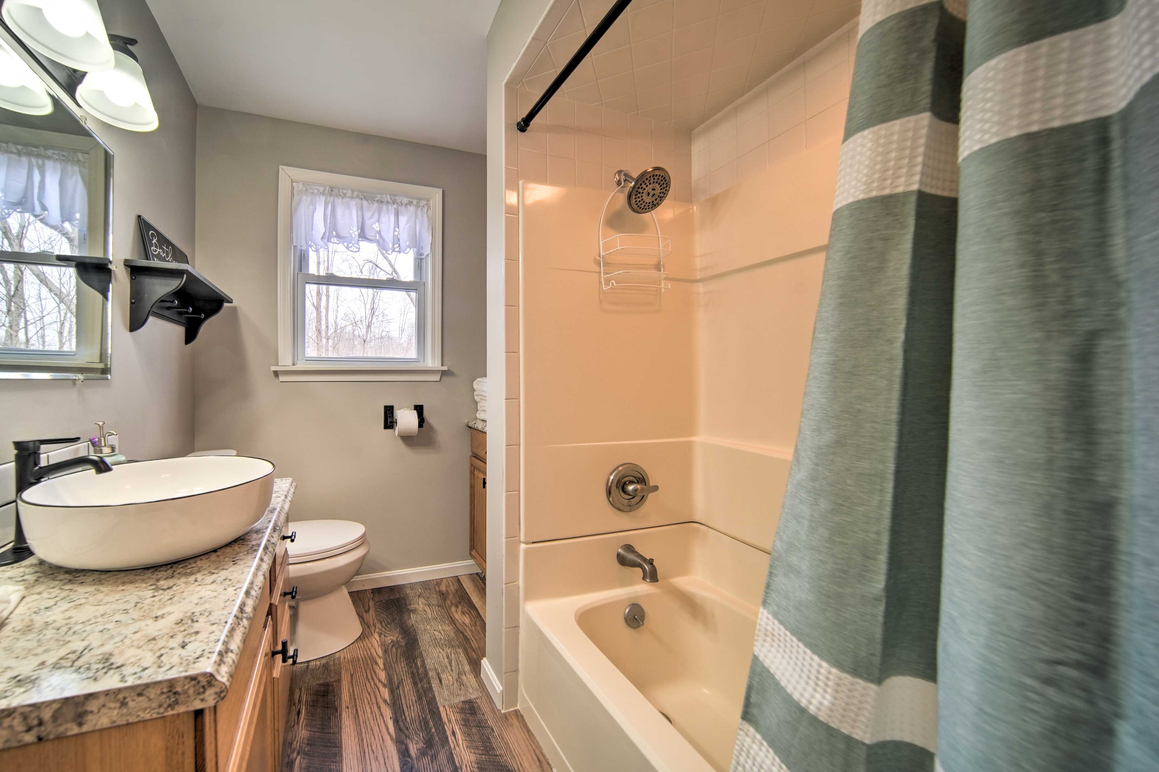 Full Bathroom | Shower/Tub Combo | Hair Dryer