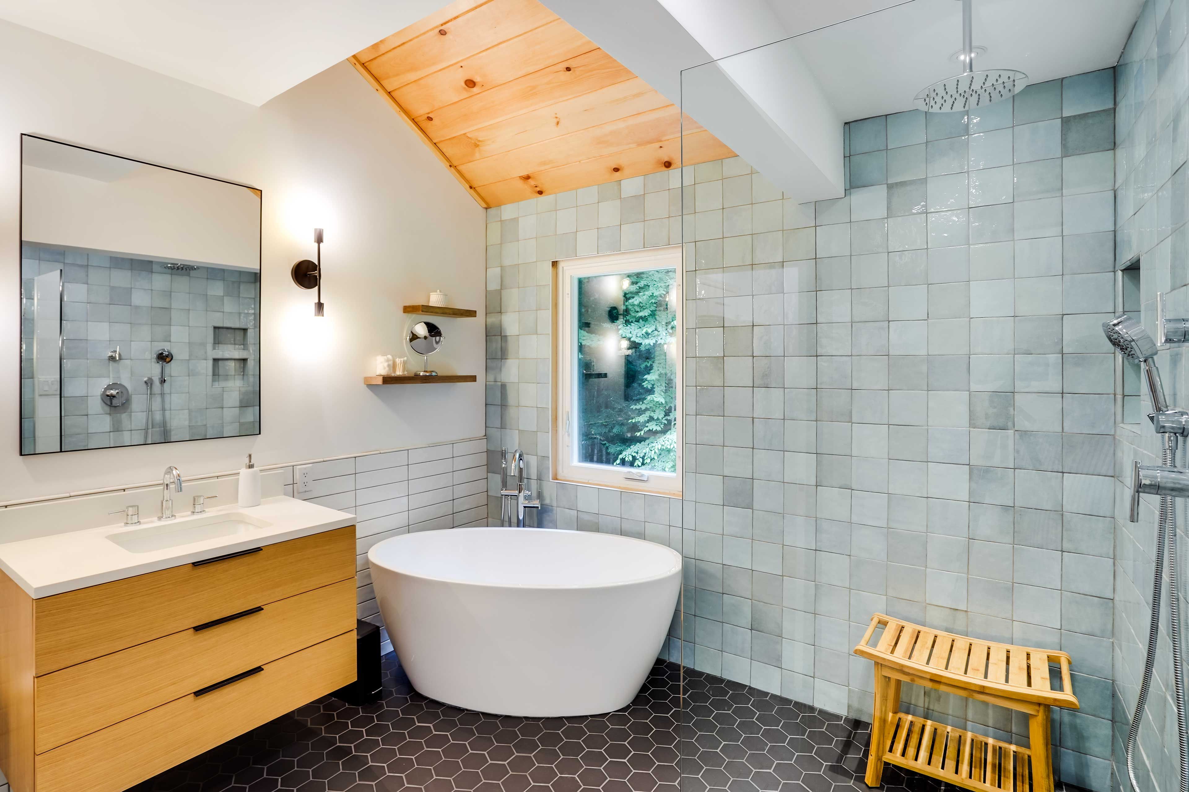 En-Suite Bathroom | Main Level | Heated Floor | Towels Provided | Toiletries