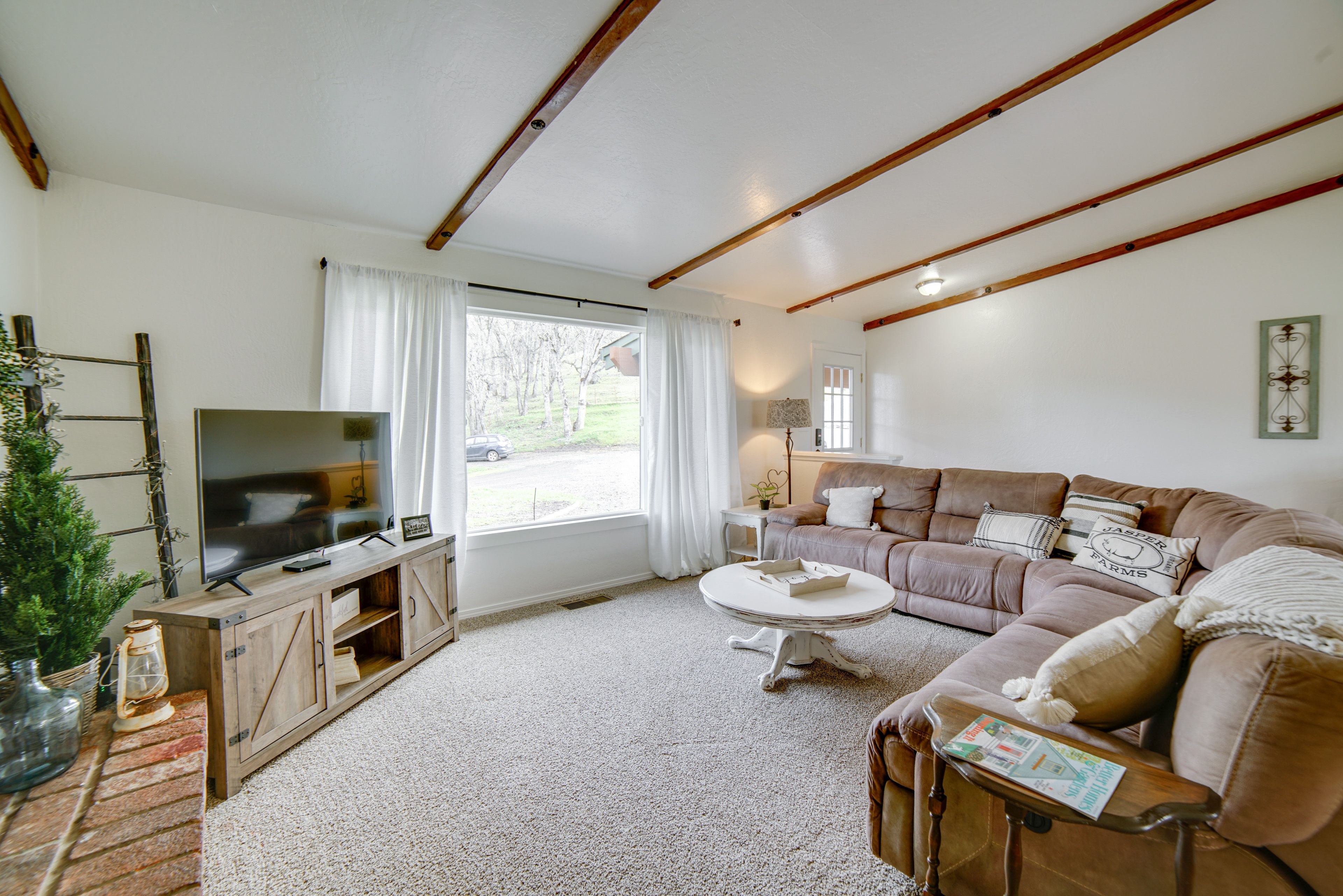 Living Room | Central A/C | Smart TV