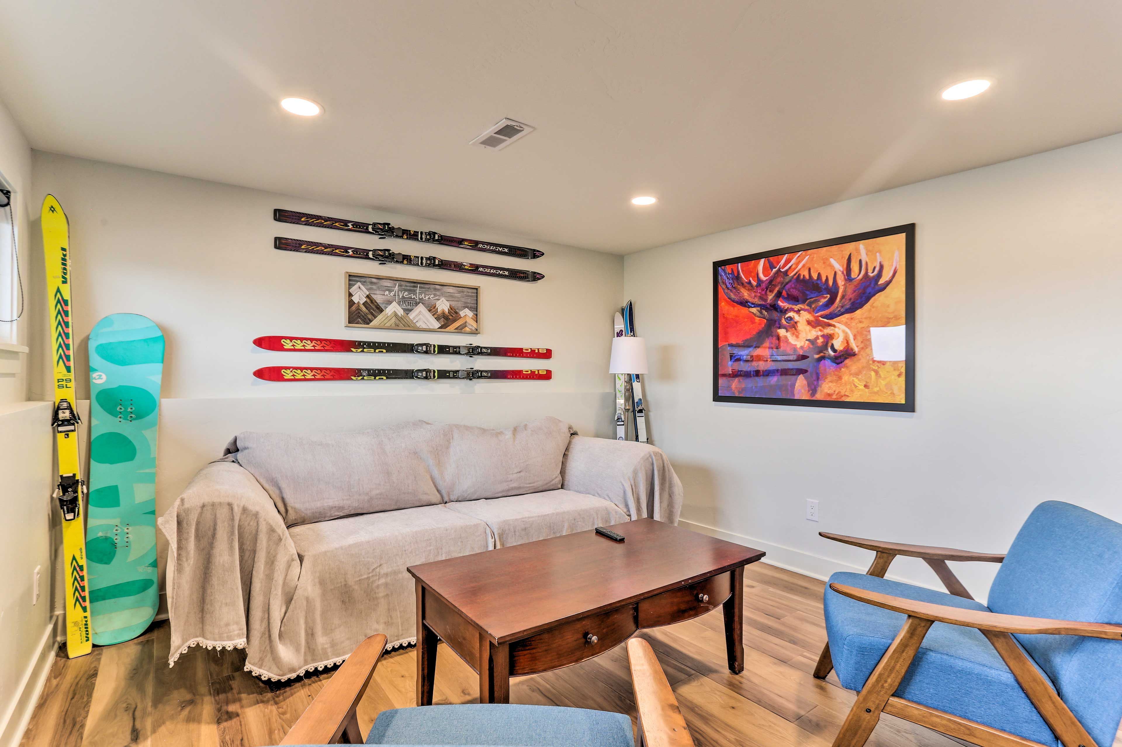 Sitting Room | Twin Bed | Smart TV