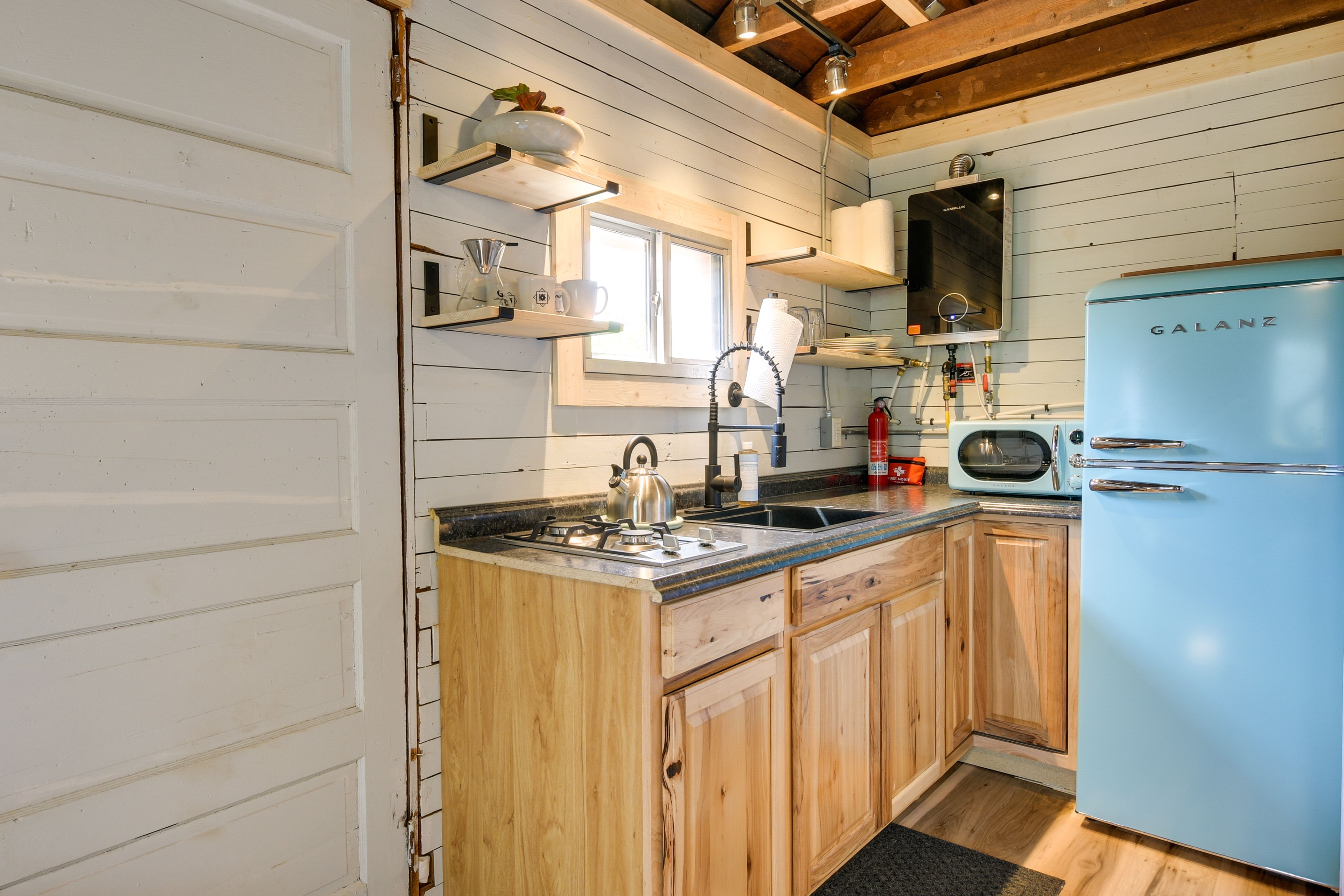 Kitchenette | Cooking Basics | Coffee Maker | Paper Towels/Trash Bags Provided