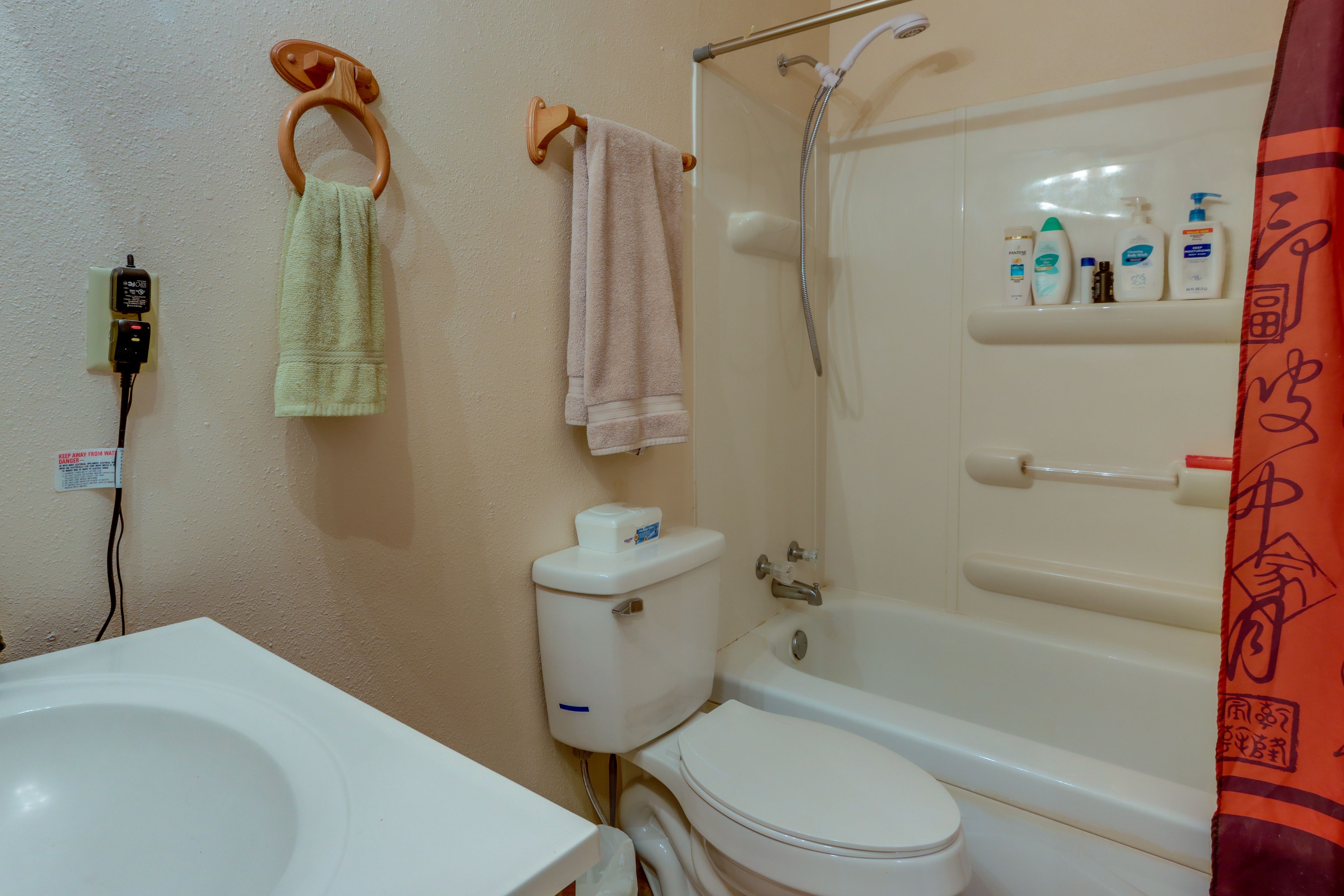 Full Bathroom | Towels Provided | Hair Dryer