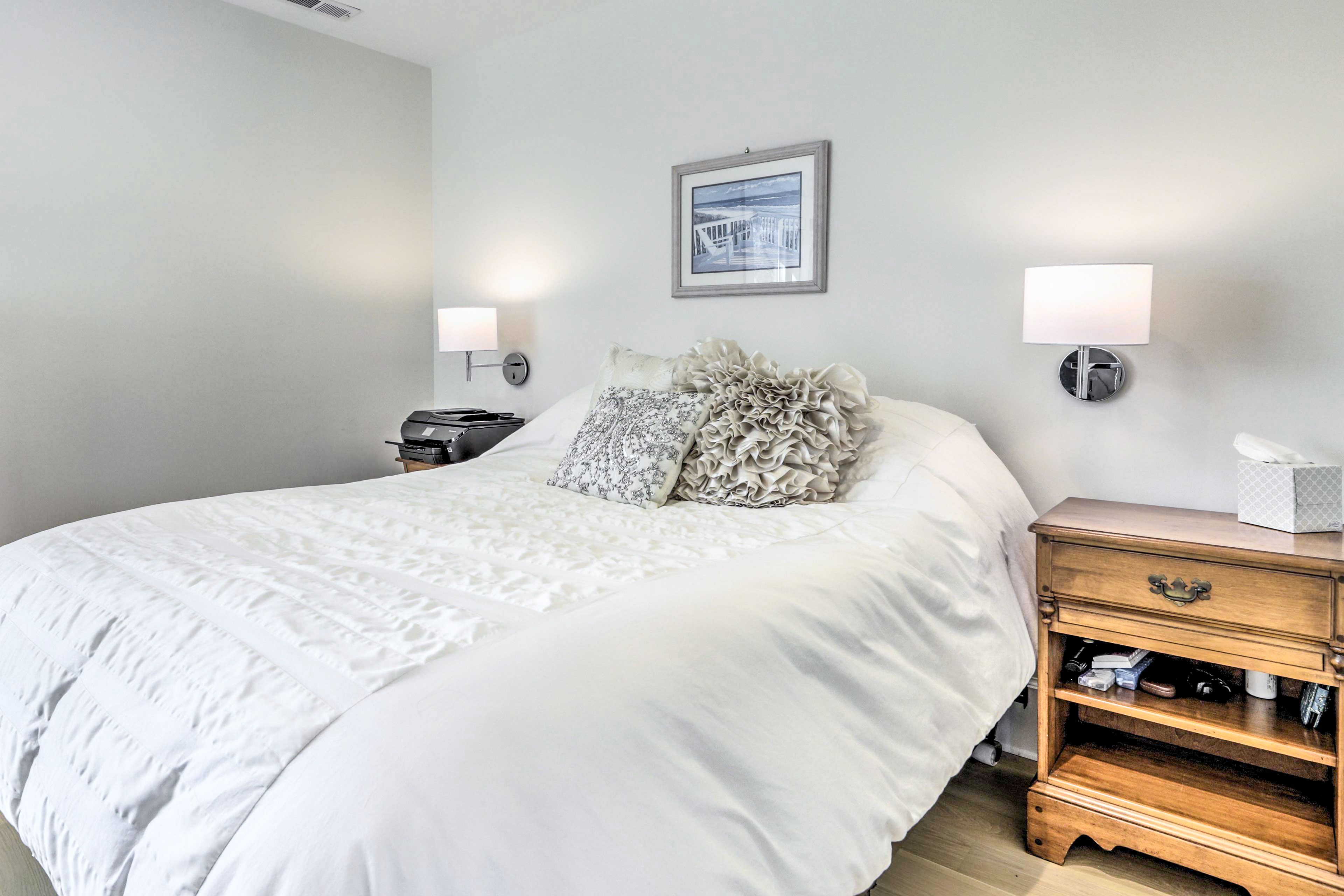 Bedroom 1 | Queen Bed | Linens Provided