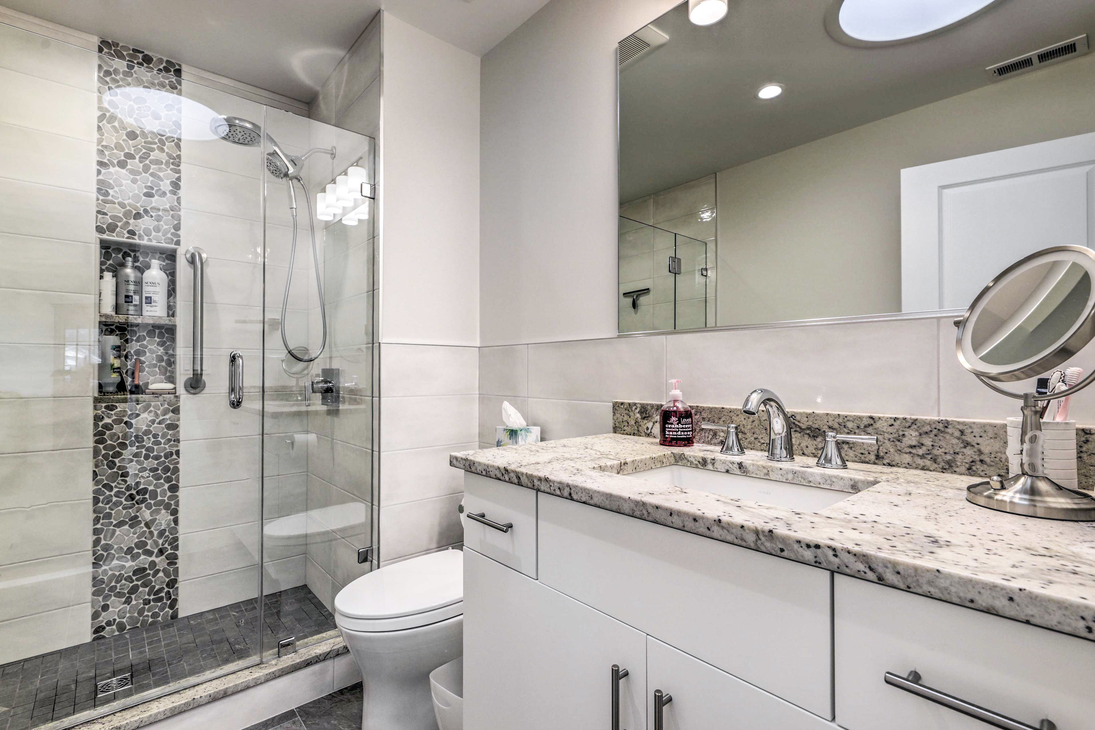 Full Bathroom | Complimentary Toiletries | Towels Provided