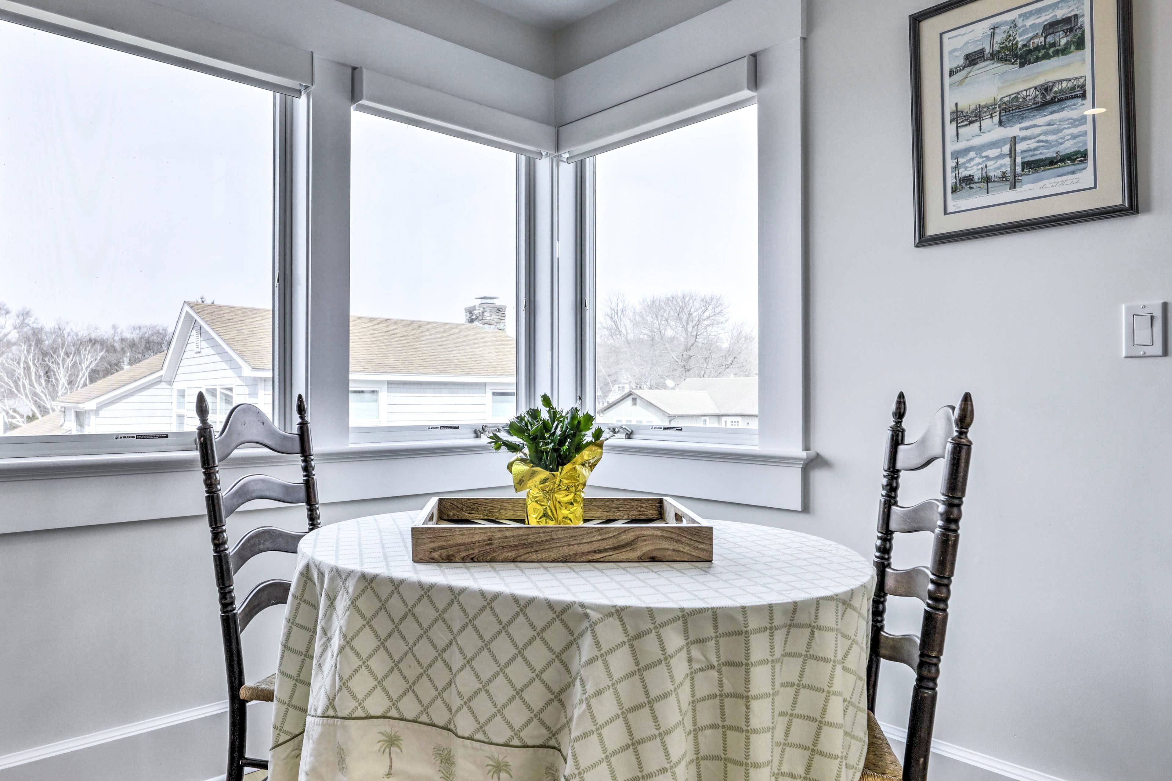 Dining Area | Dishware & Flatware Provided