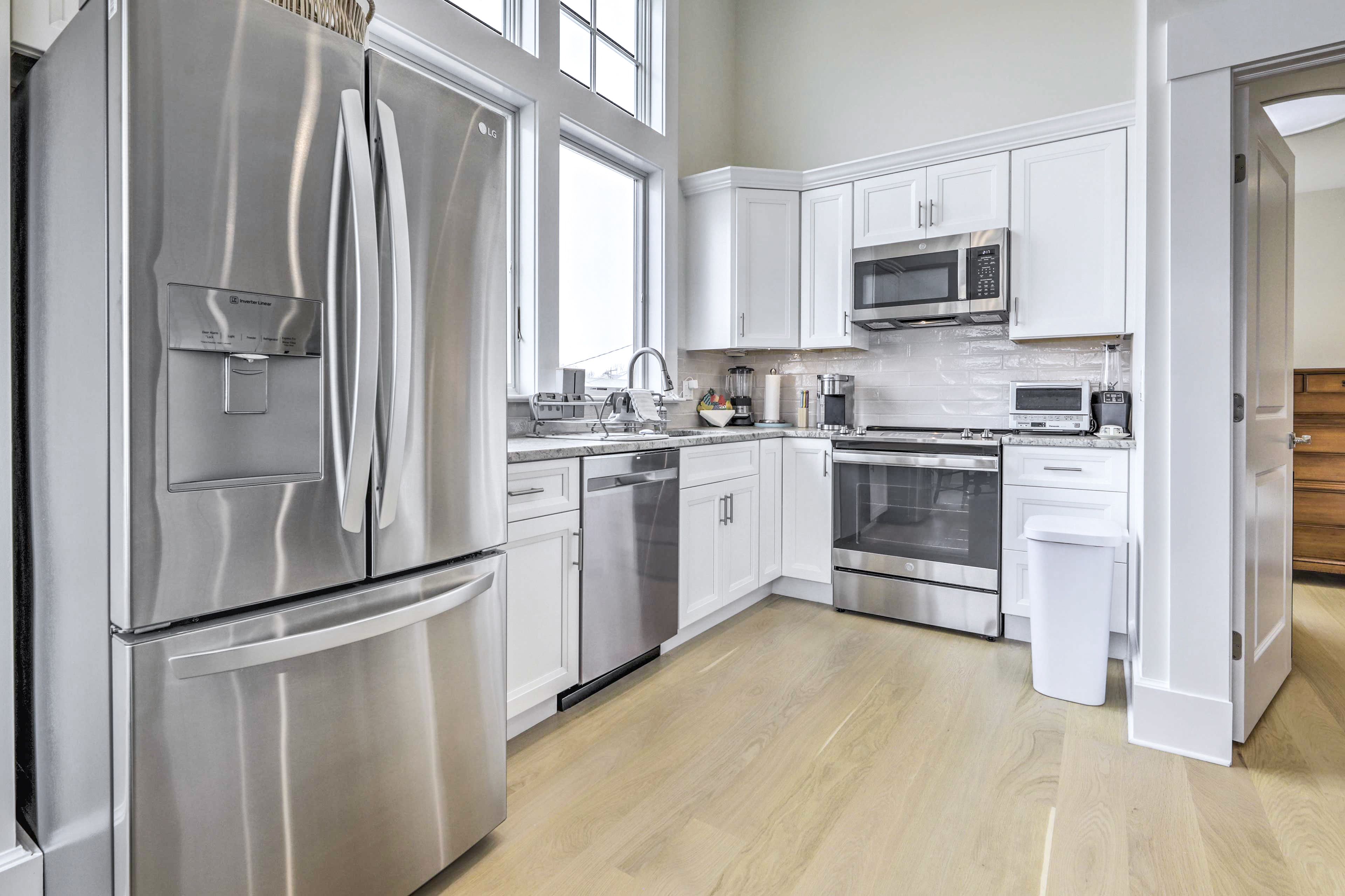 Kitchen | Trash Bags & Paper Towels Provided