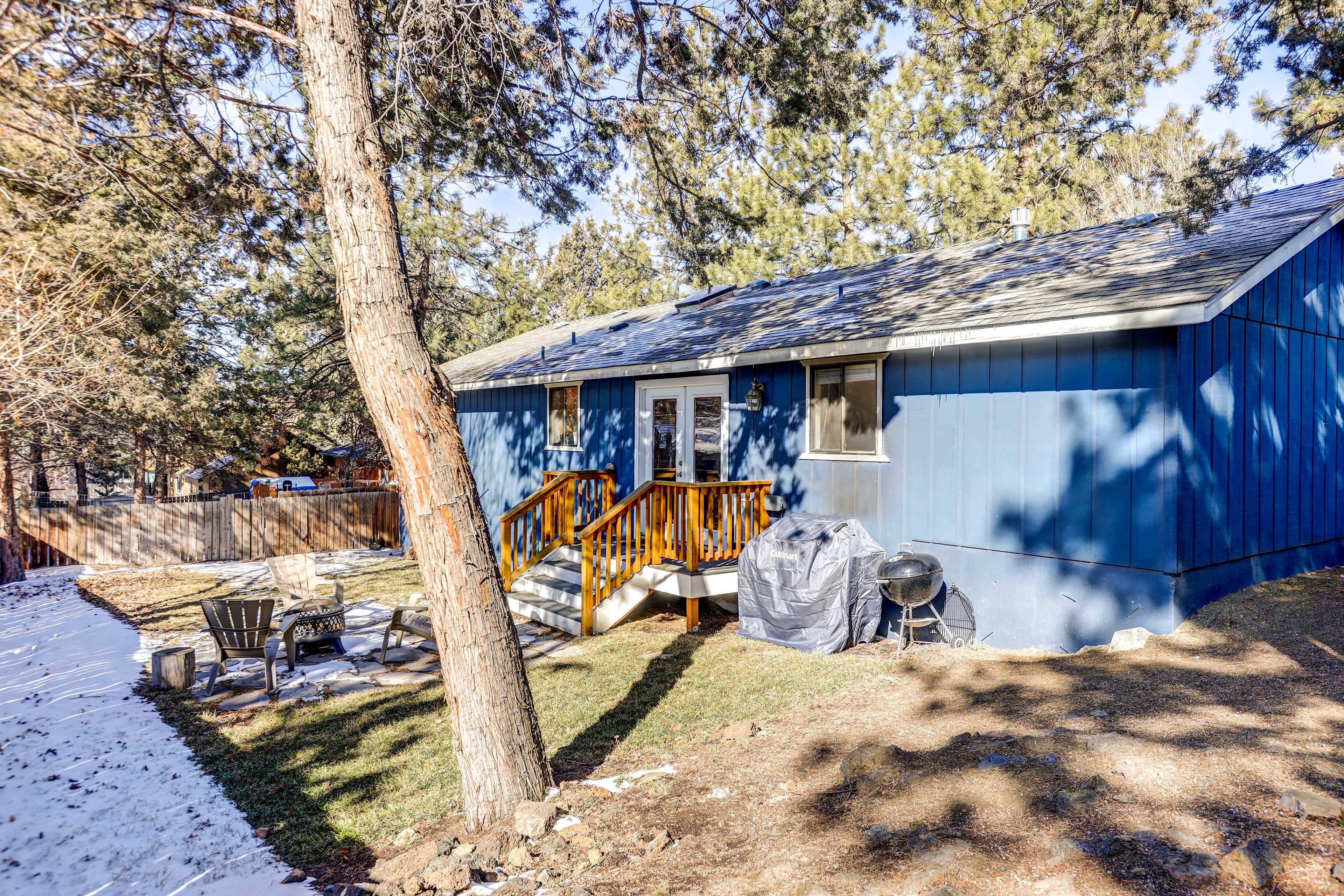 Private Fenced-In Yard | Gas Grill | Propane Provided | Charcoal Grill