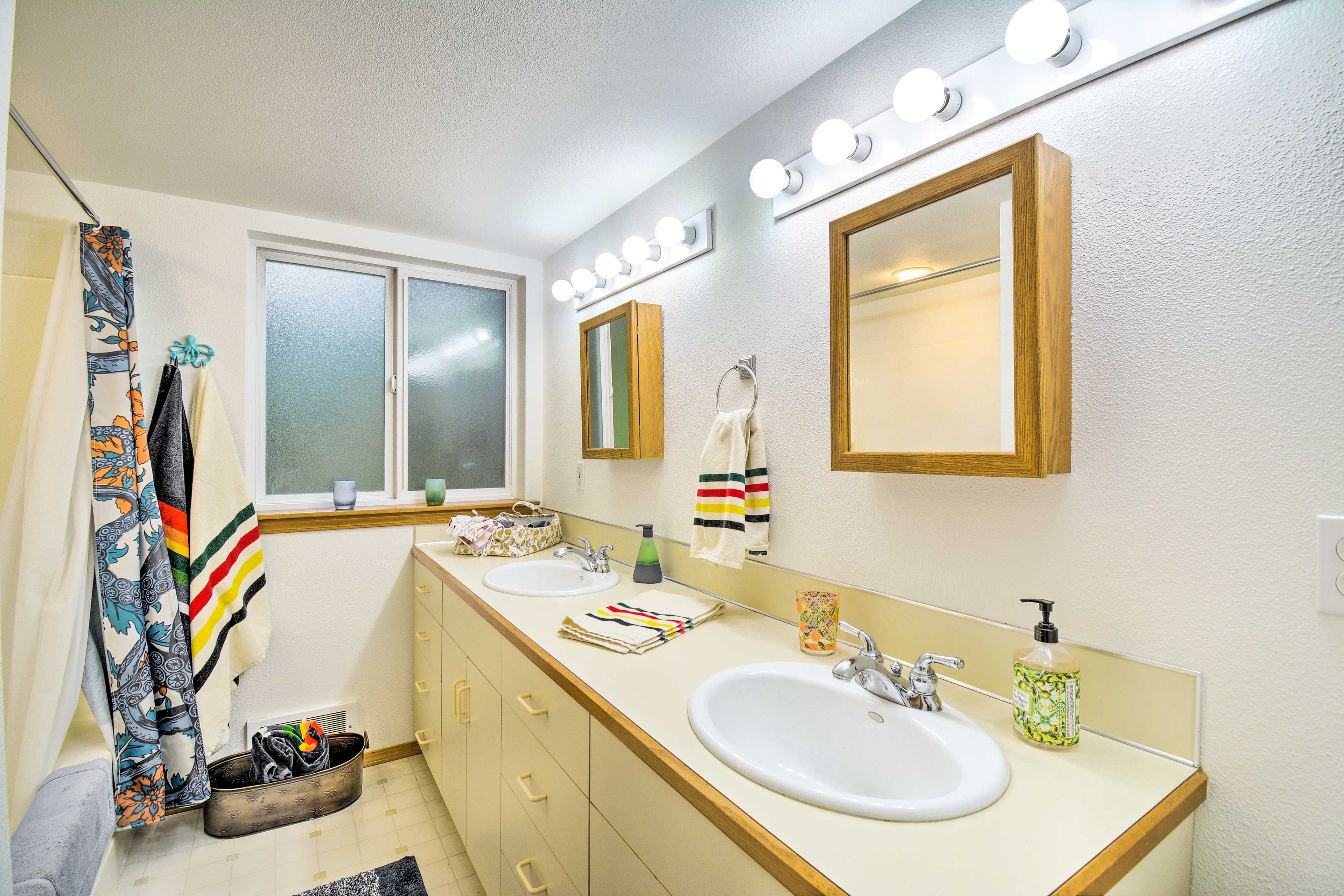 Full Bathroom | Complimentary Toiletries