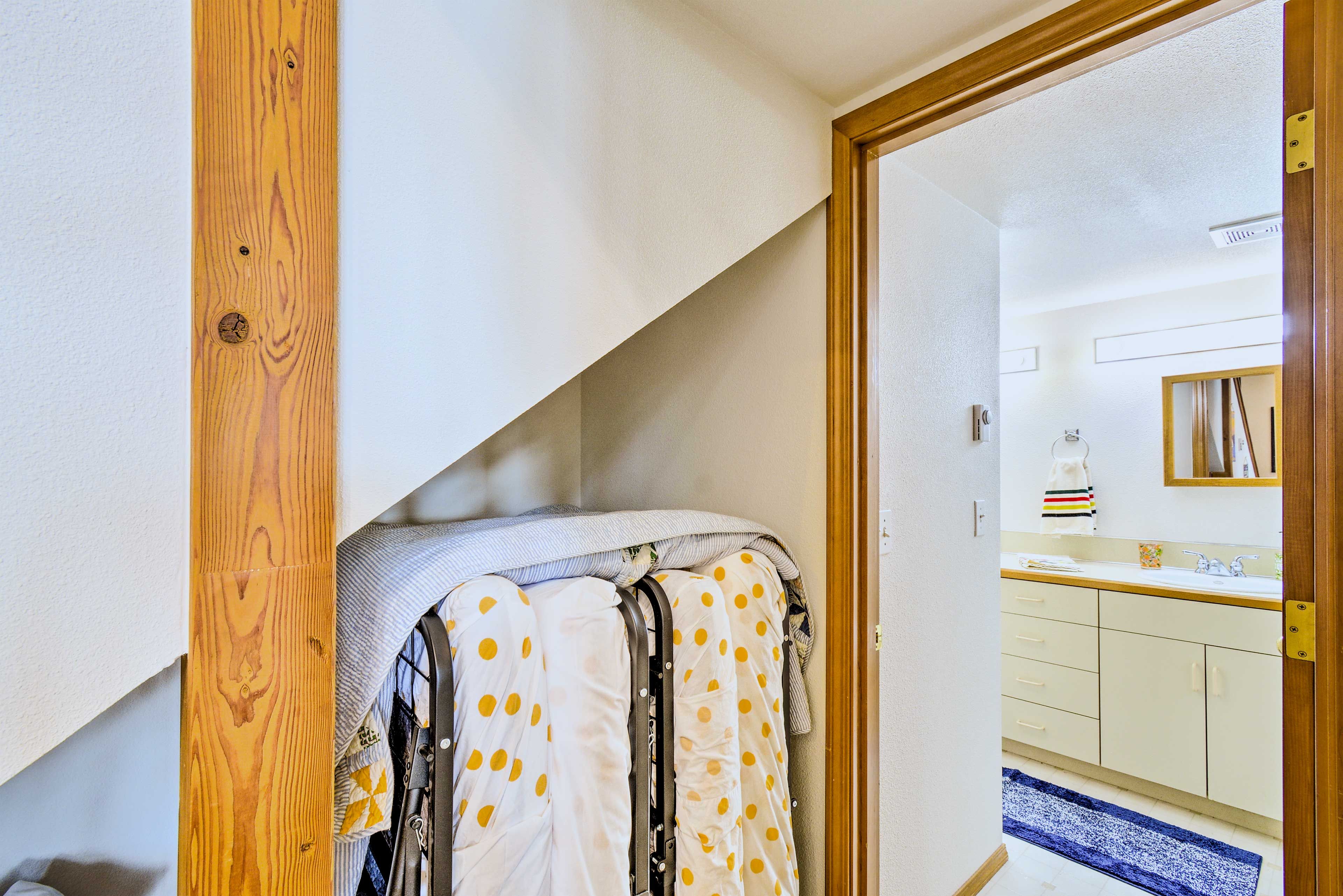 Loft | 2 Twin Rollaway Beds