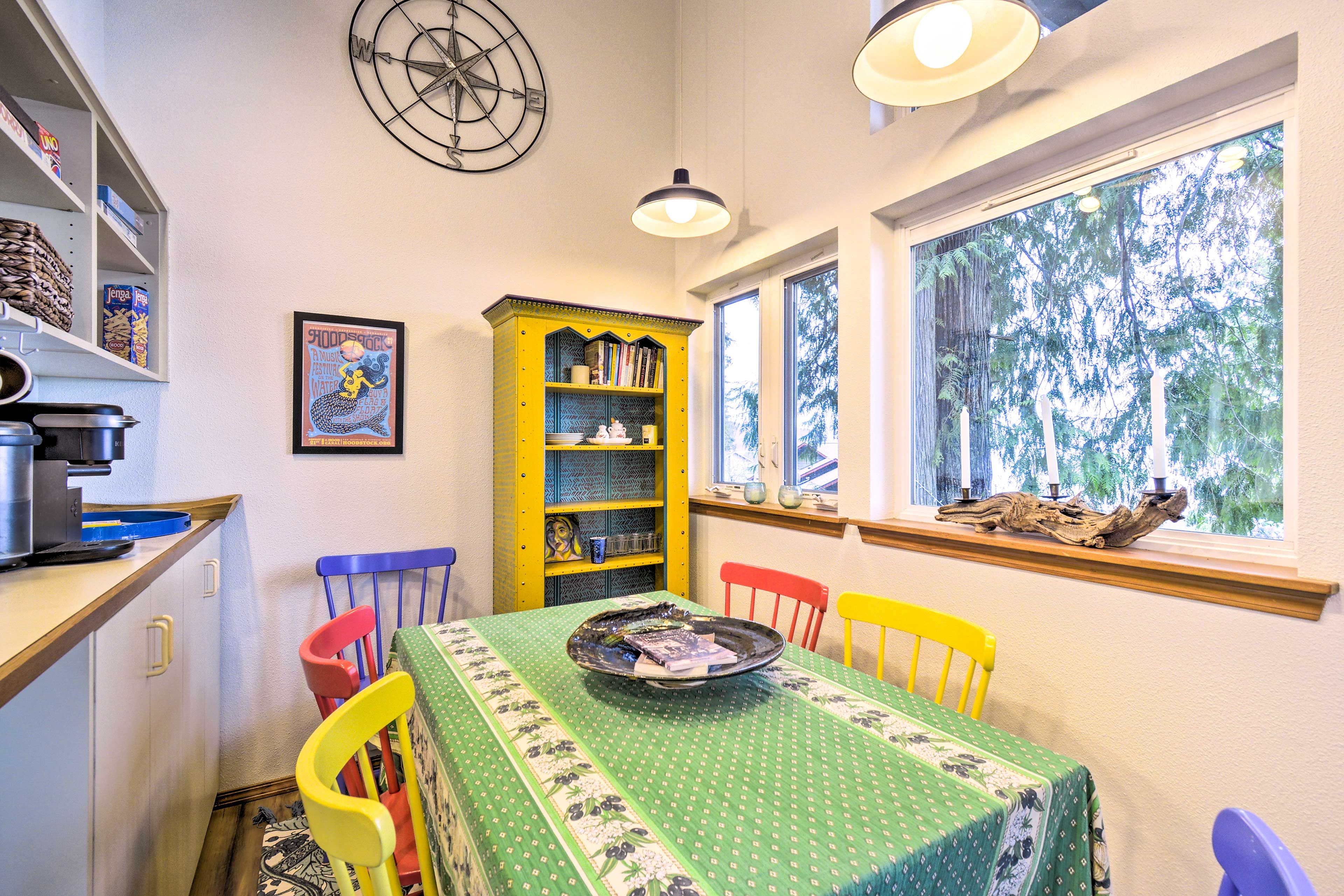 Dining Area | Dishware & Flatware Provided
