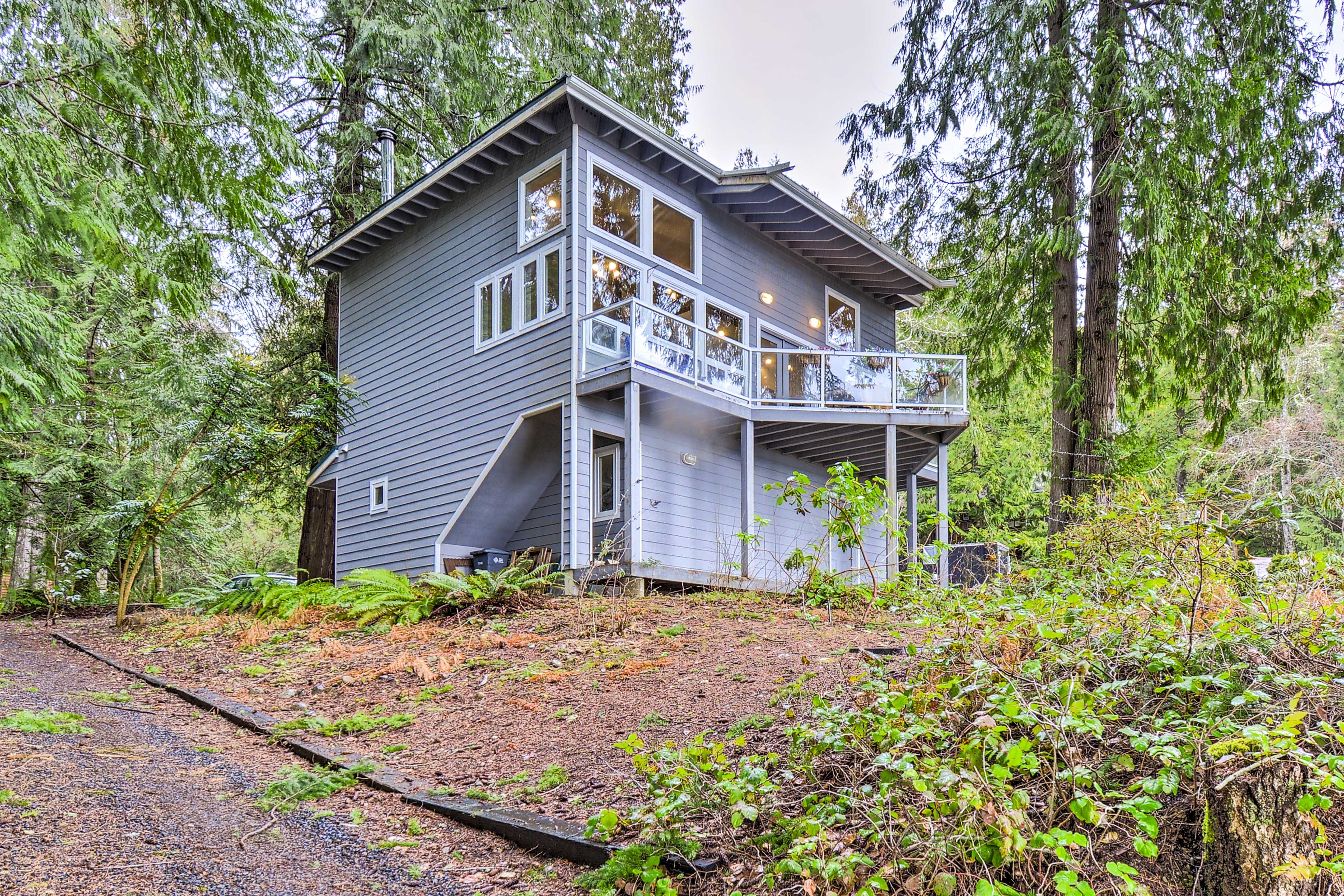 Home Exterior | Driveway Parking (2 Vehicles)