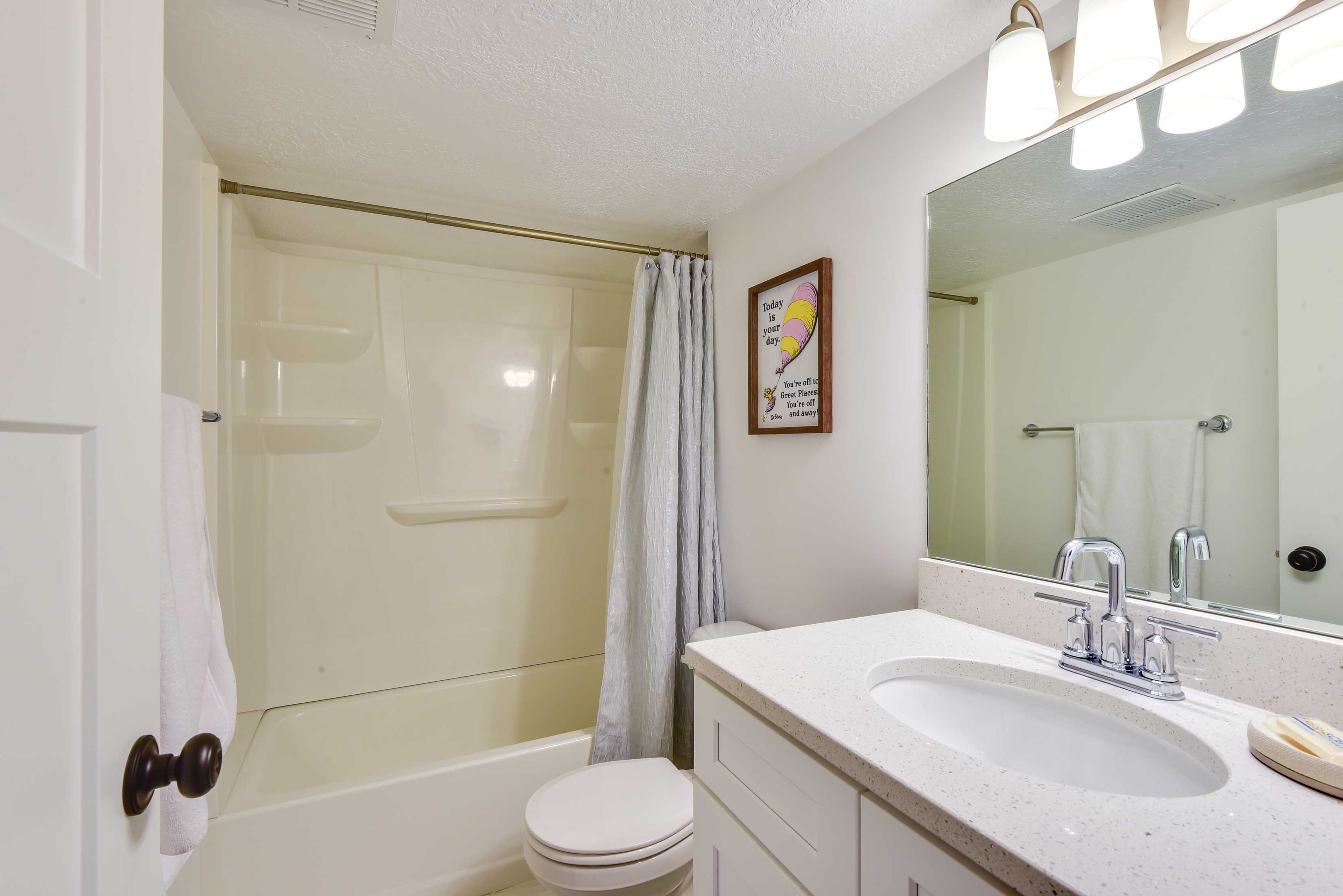 Full Bathroom | Main Level | Complimentary Toileries