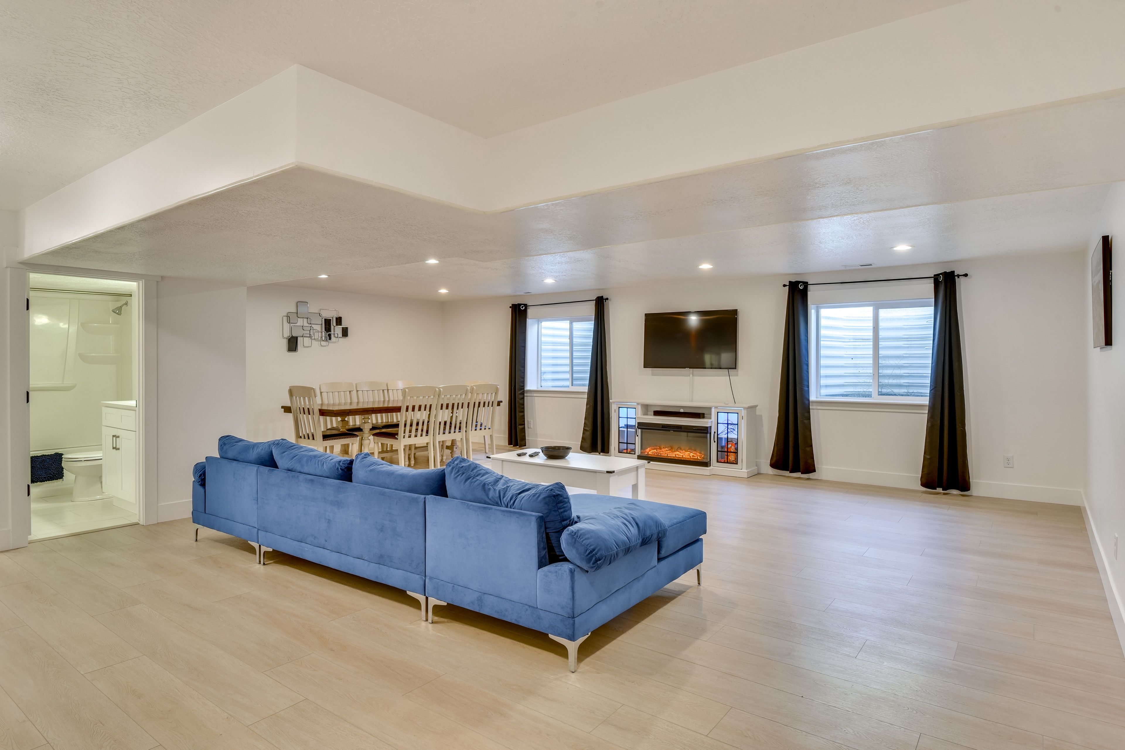 Living Room | Main Level | Smart TV | Free WiFi | Electric Fireplace