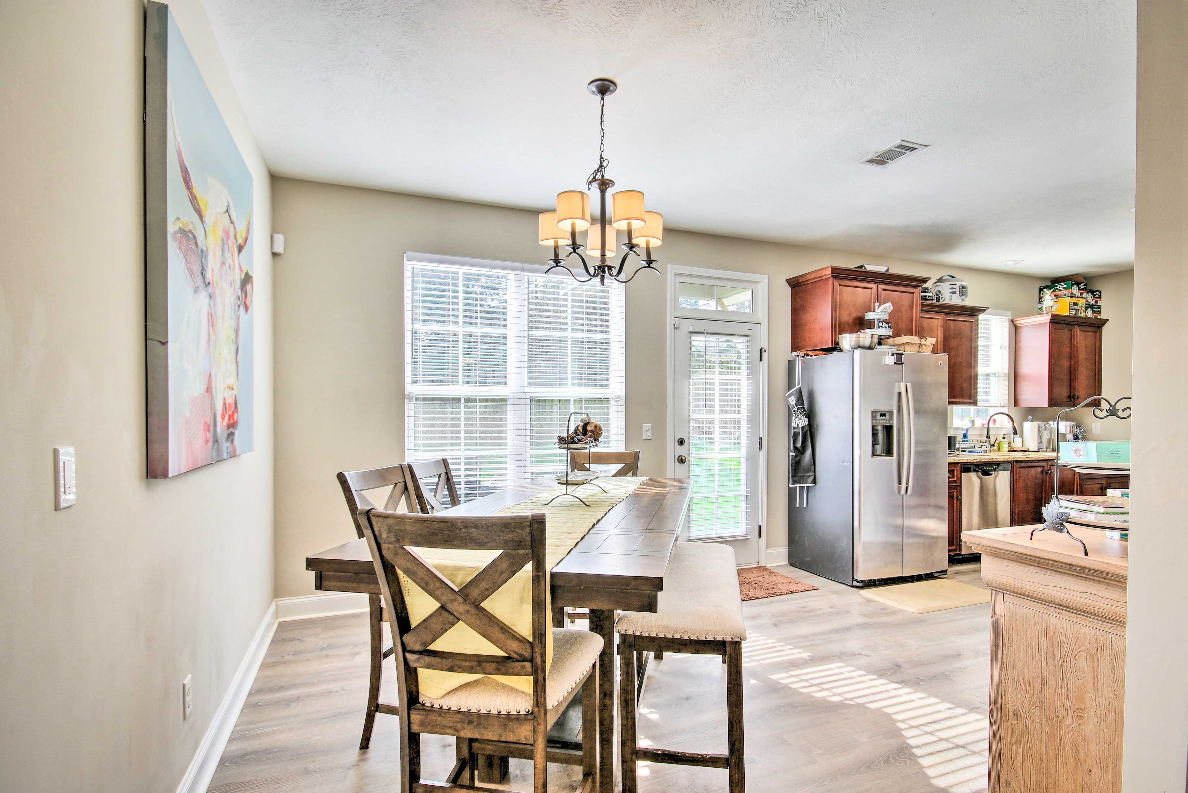 Dining Area | Dishware & Flatware Provided