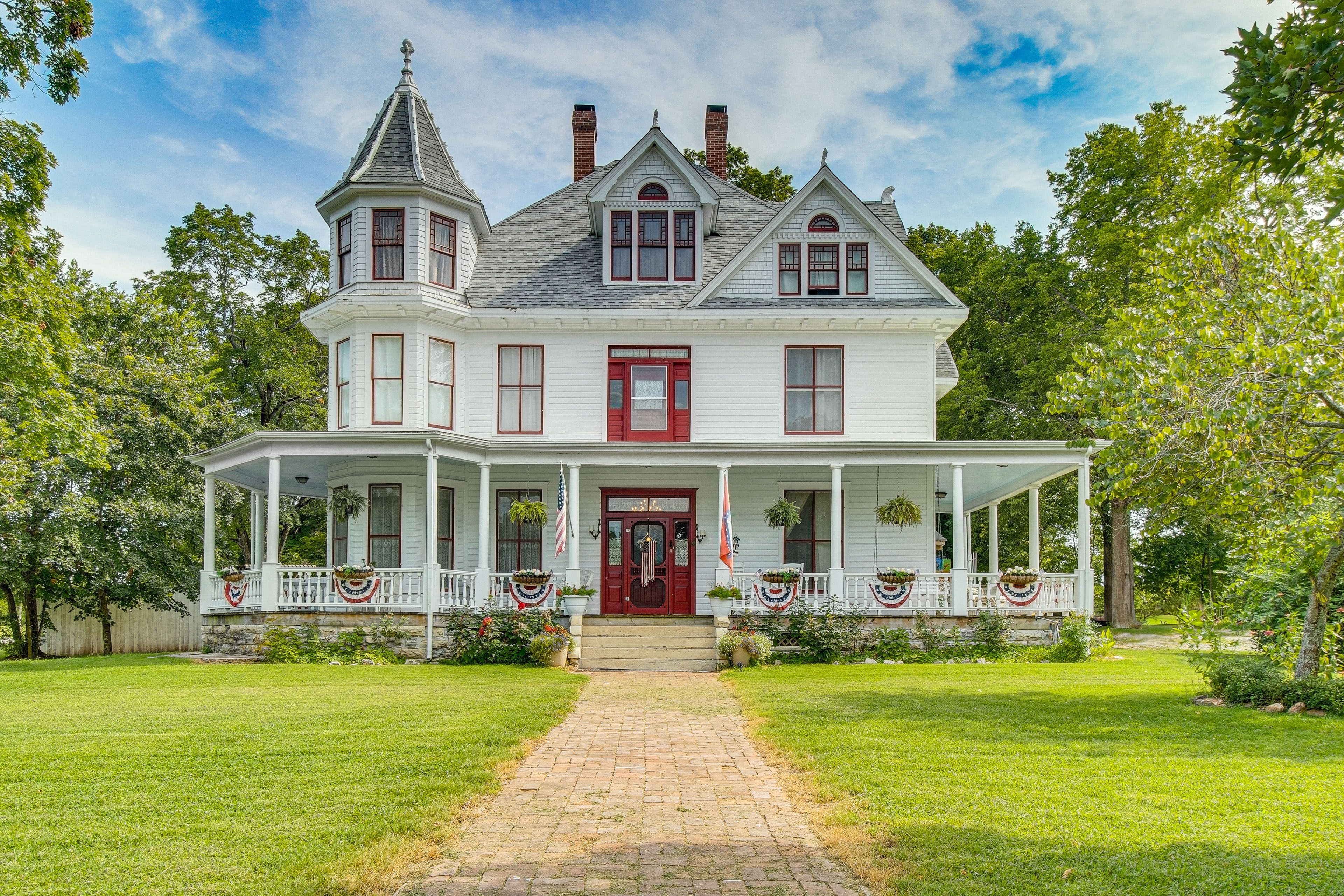 Yellville Vacation Rental | 6BR | 7BA | 6,200 Sq Ft | 5 Steps to Enter