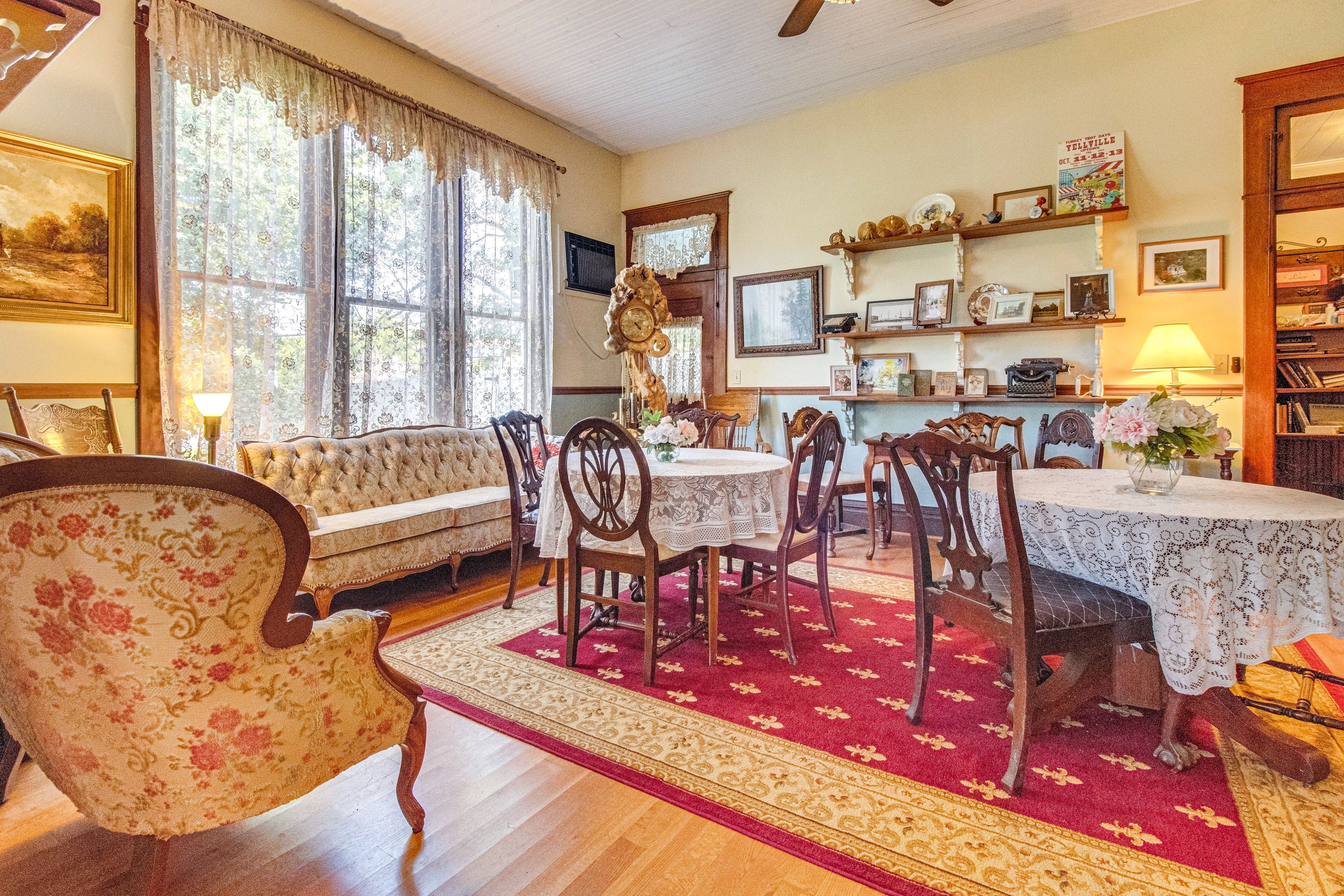 Parlor 2 | Seating & Dining