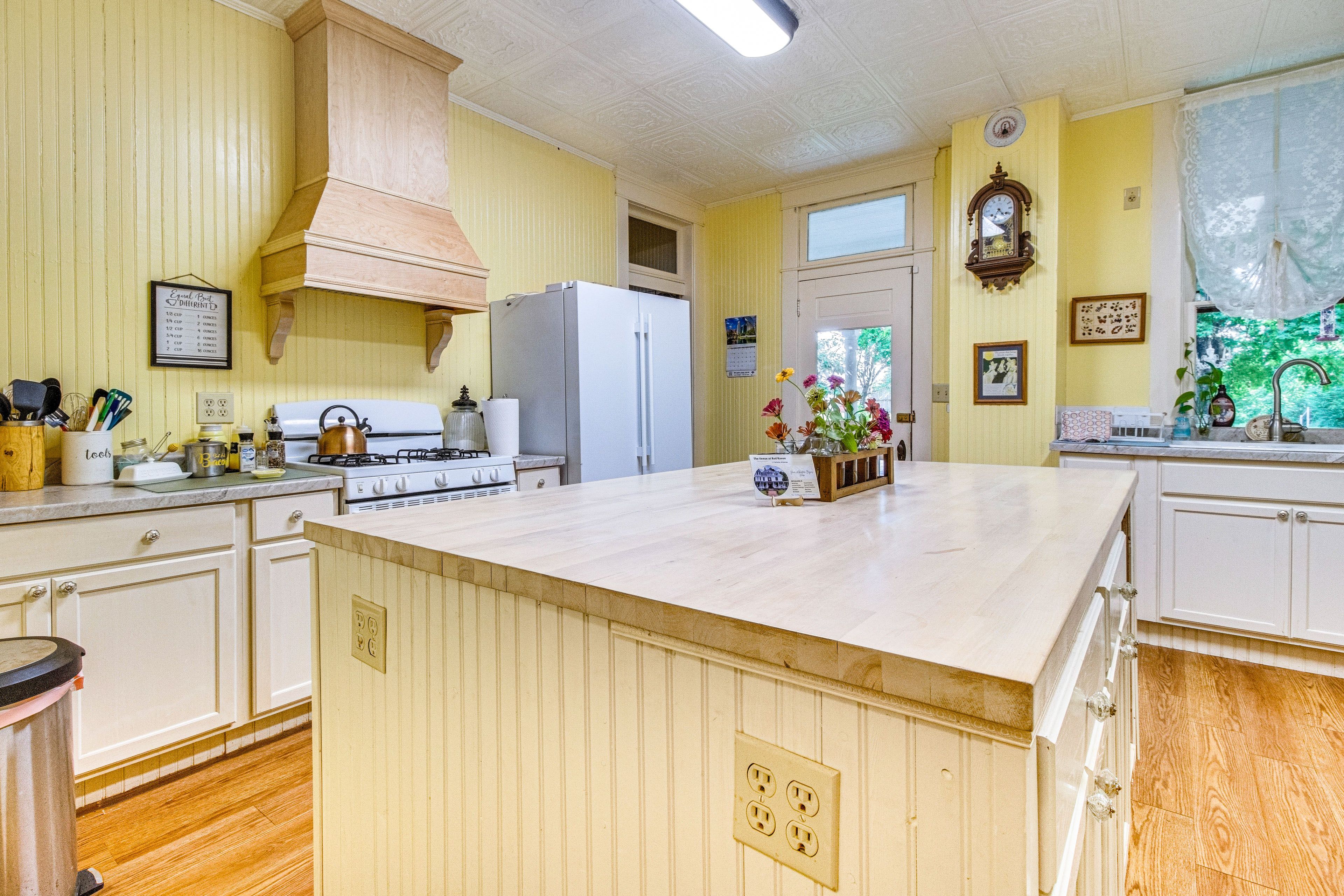 Kitchen | Cooking Basics & Spices | Coffee Maker | Butler's Pantry