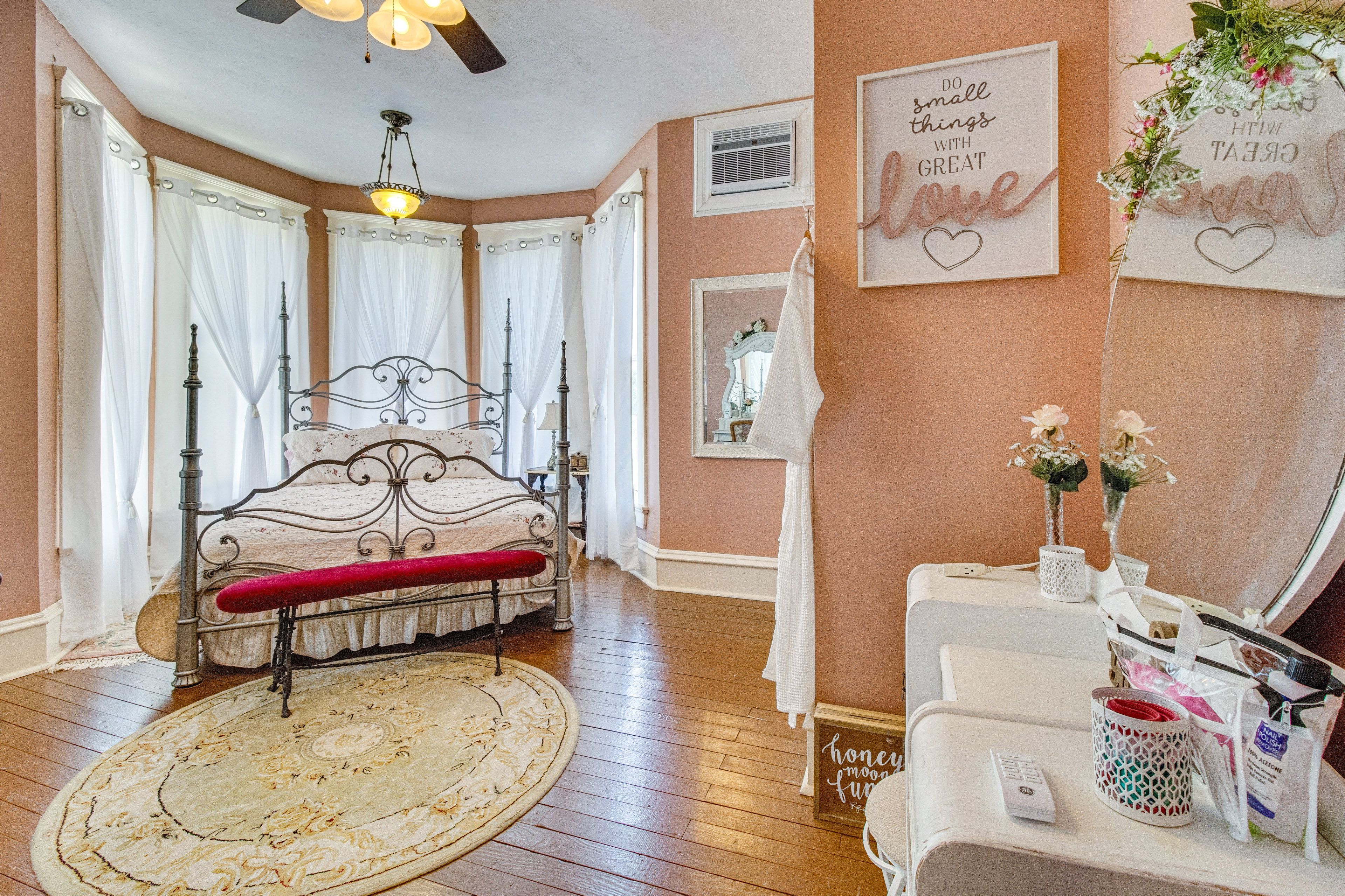 Bedroom 3 | Queen Bed | Vanities | 2nd Floor
