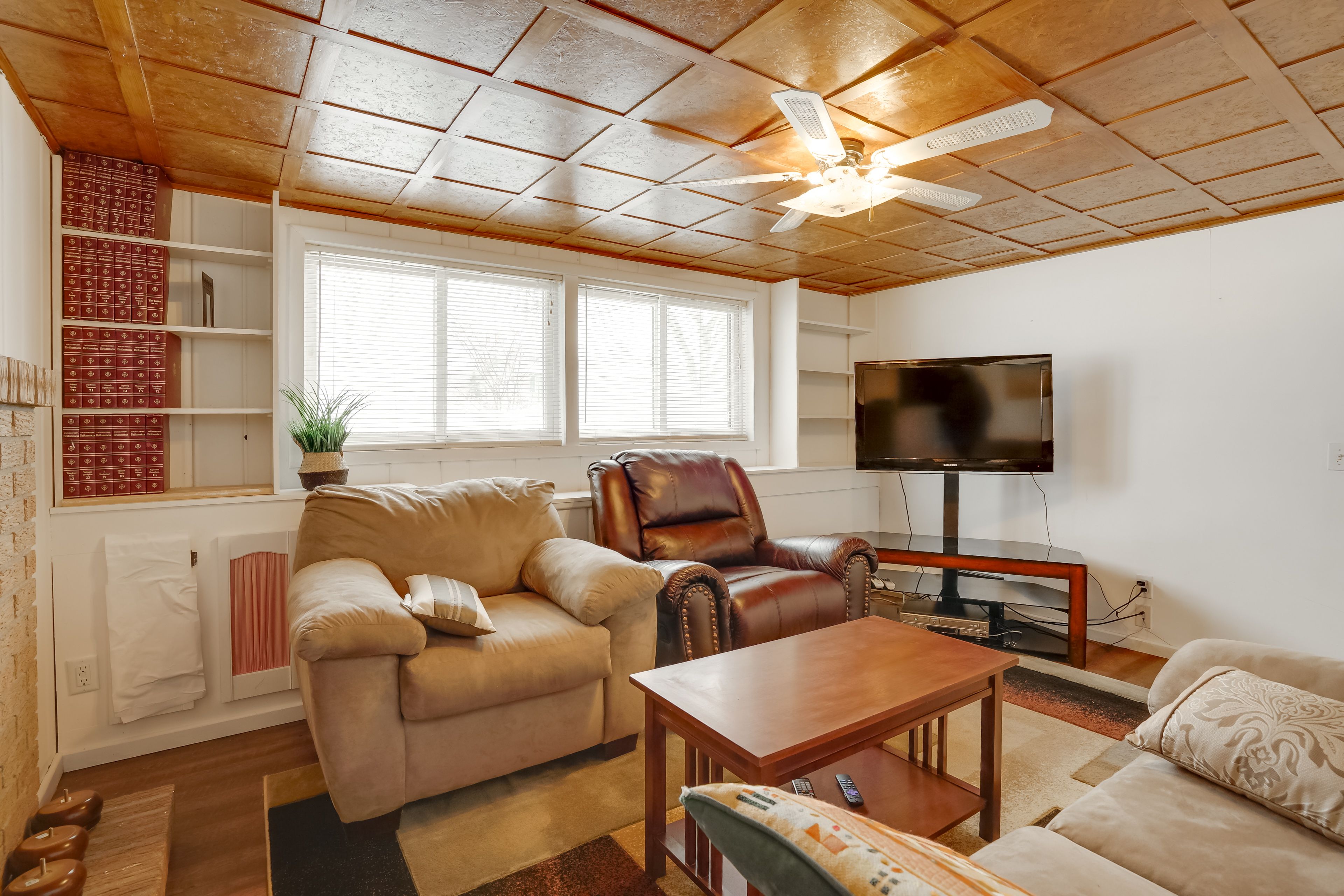 Living Room | Smart TV | DVD Player | Pet Friendly w/ Fee