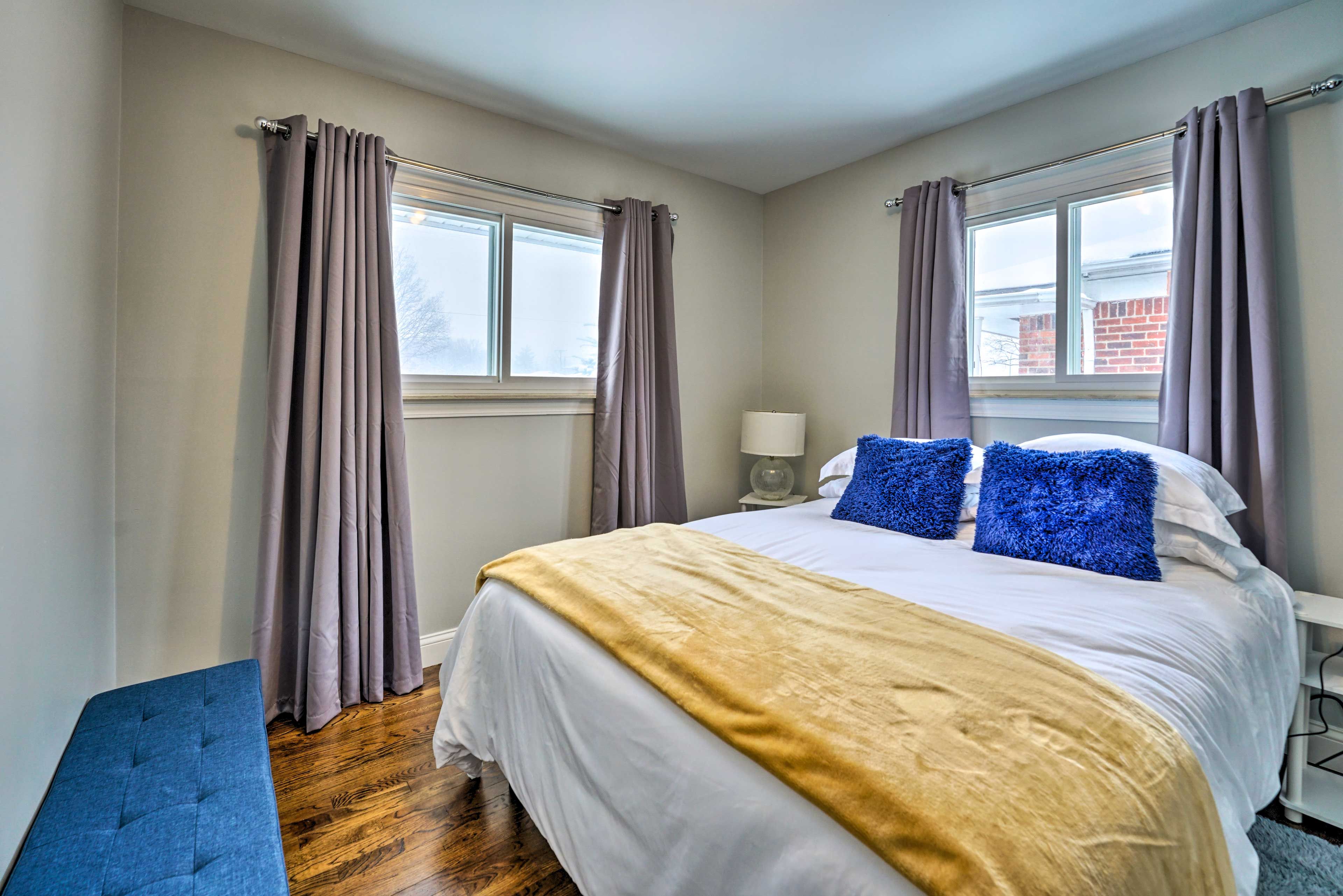 Bedroom 2 | Queen Bed | Hangers