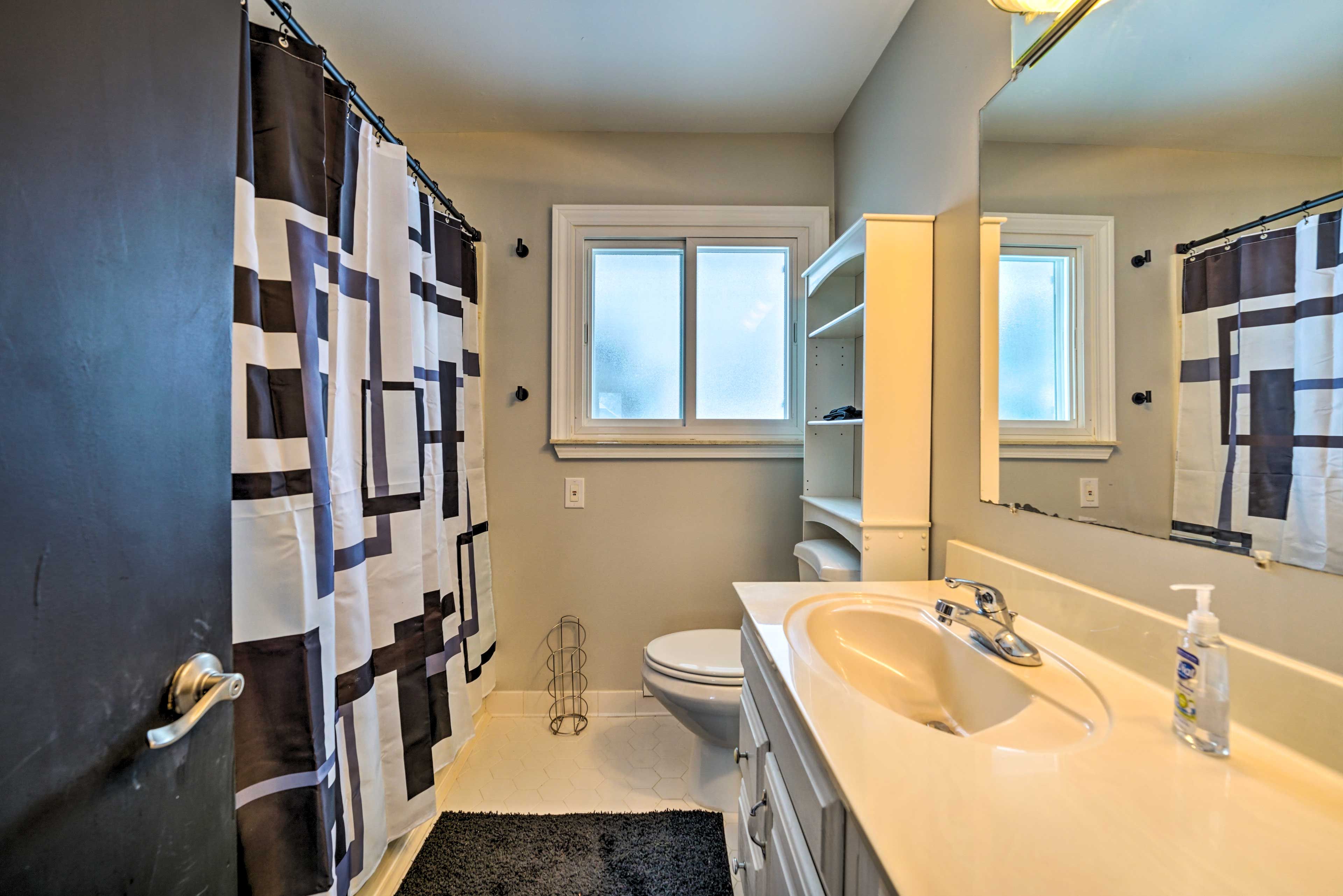 Full Bathroom | Towels Provided | Complimentary Toiletries