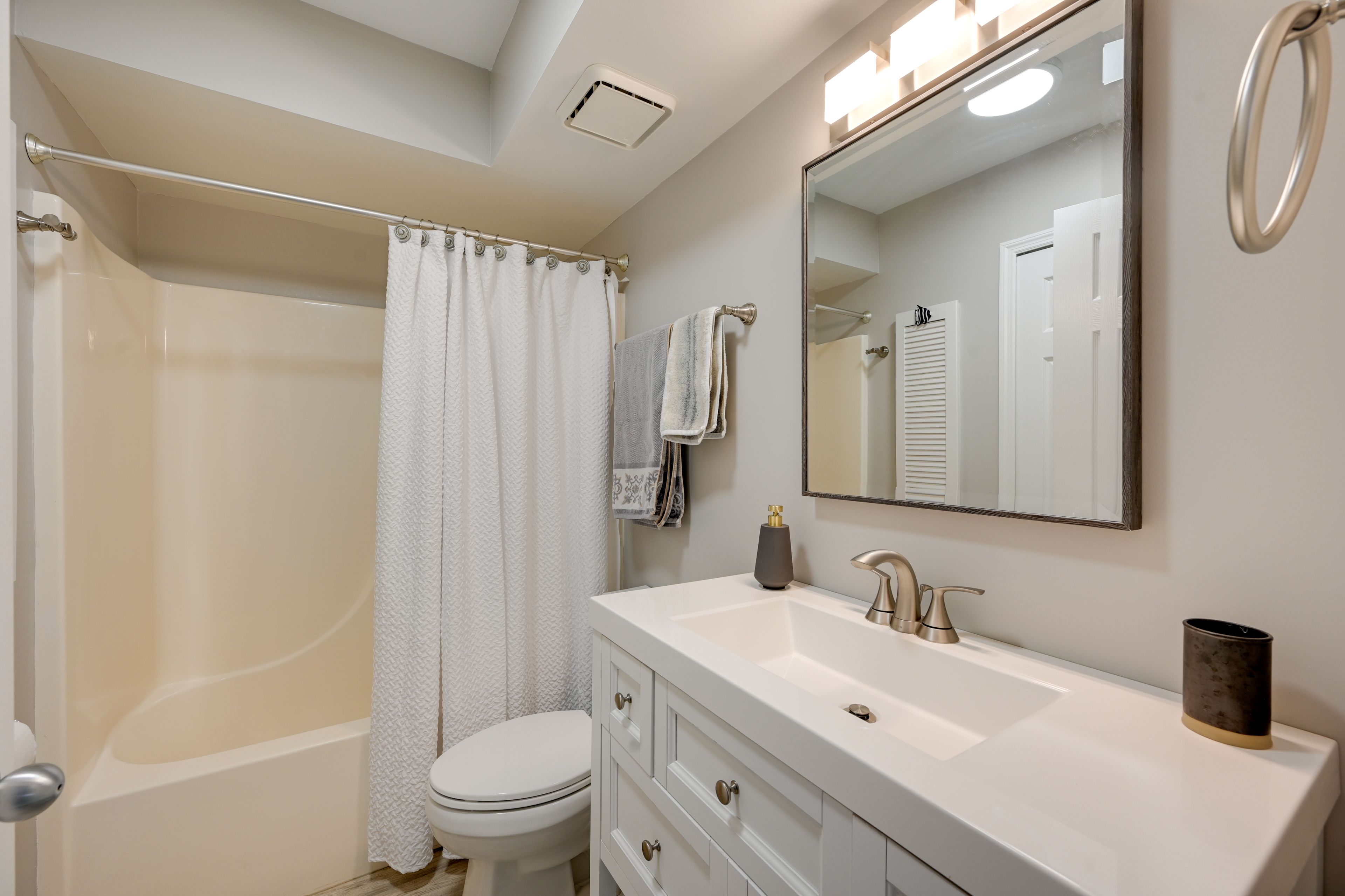 Full Bathroom | Towels Provided