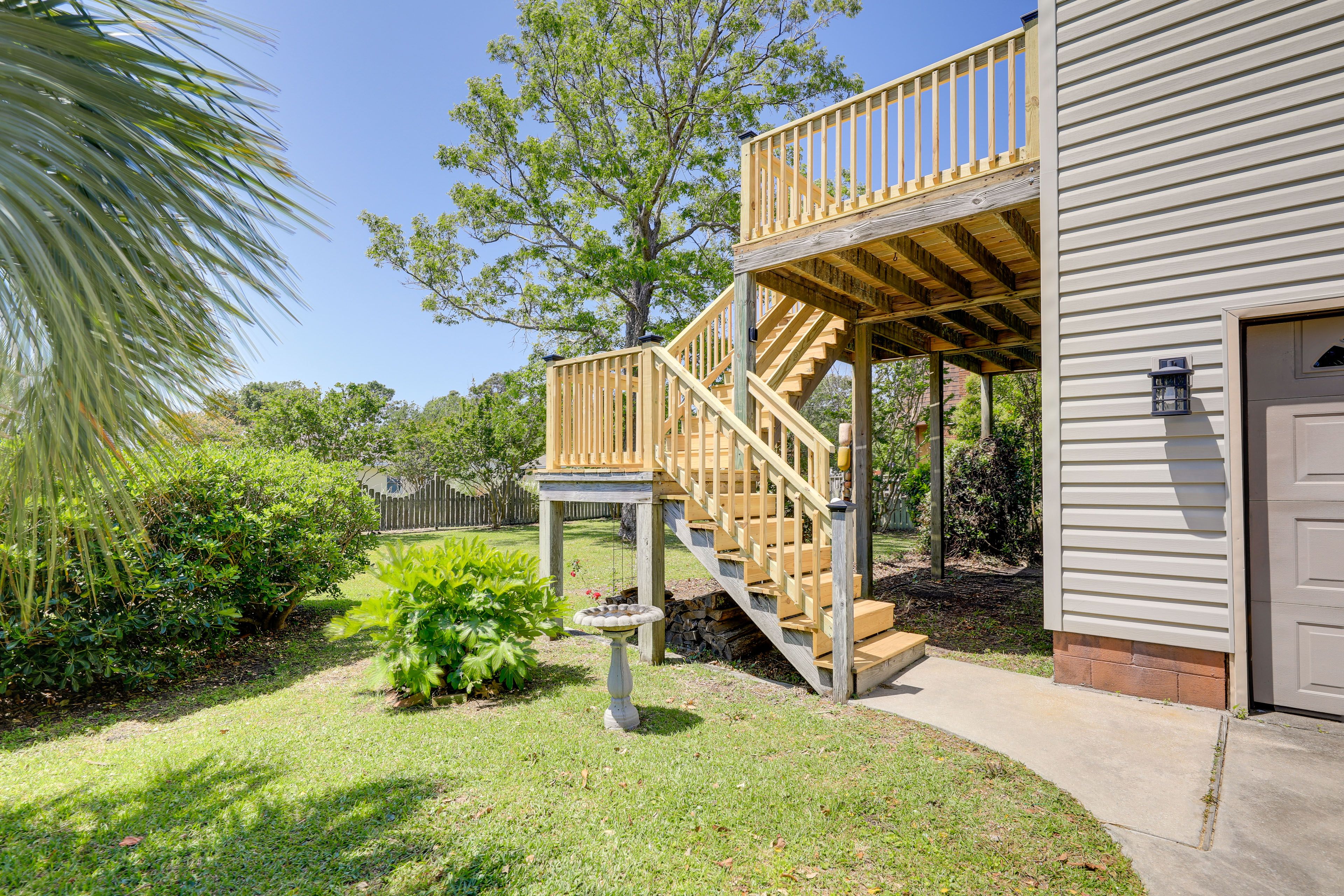 Property Exterior | Driveway (1 Vehicle) | Lawn (1 Vehicle) | Trailers Allowed