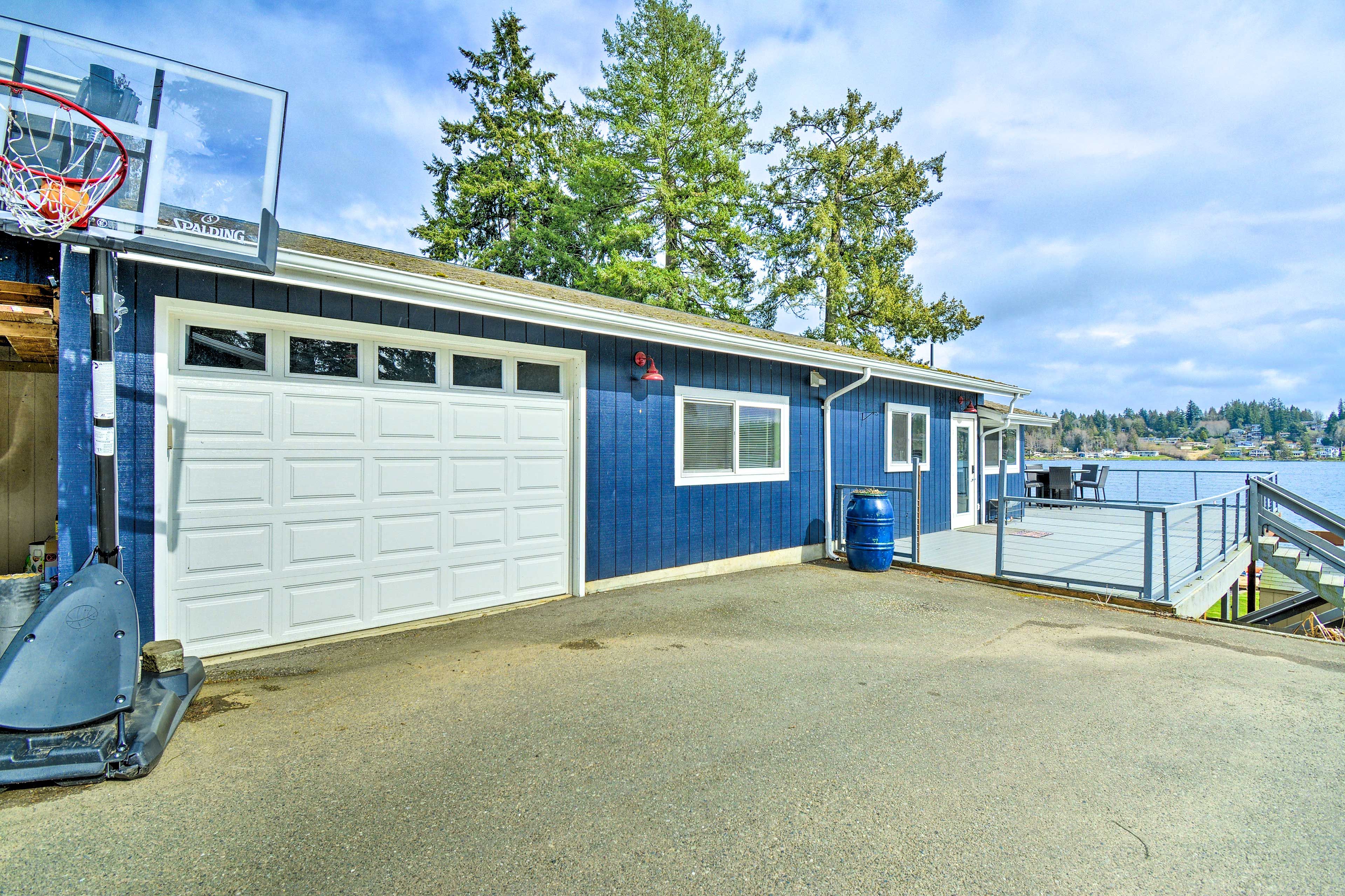 Property Exterior | Driveway (2 Vehicles)