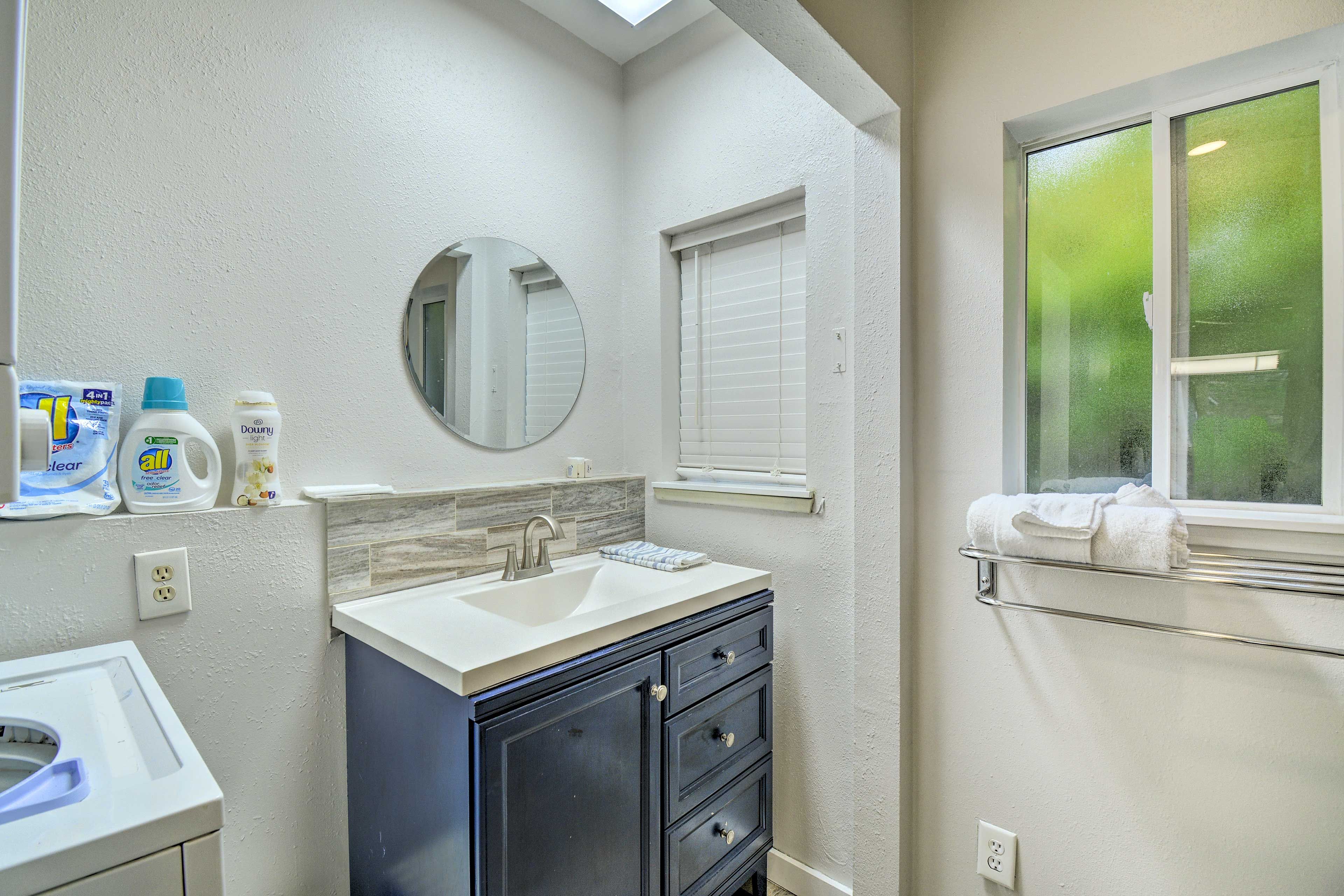 Full Bathroom | Washer | Complimentary Toiletries | Main Floor