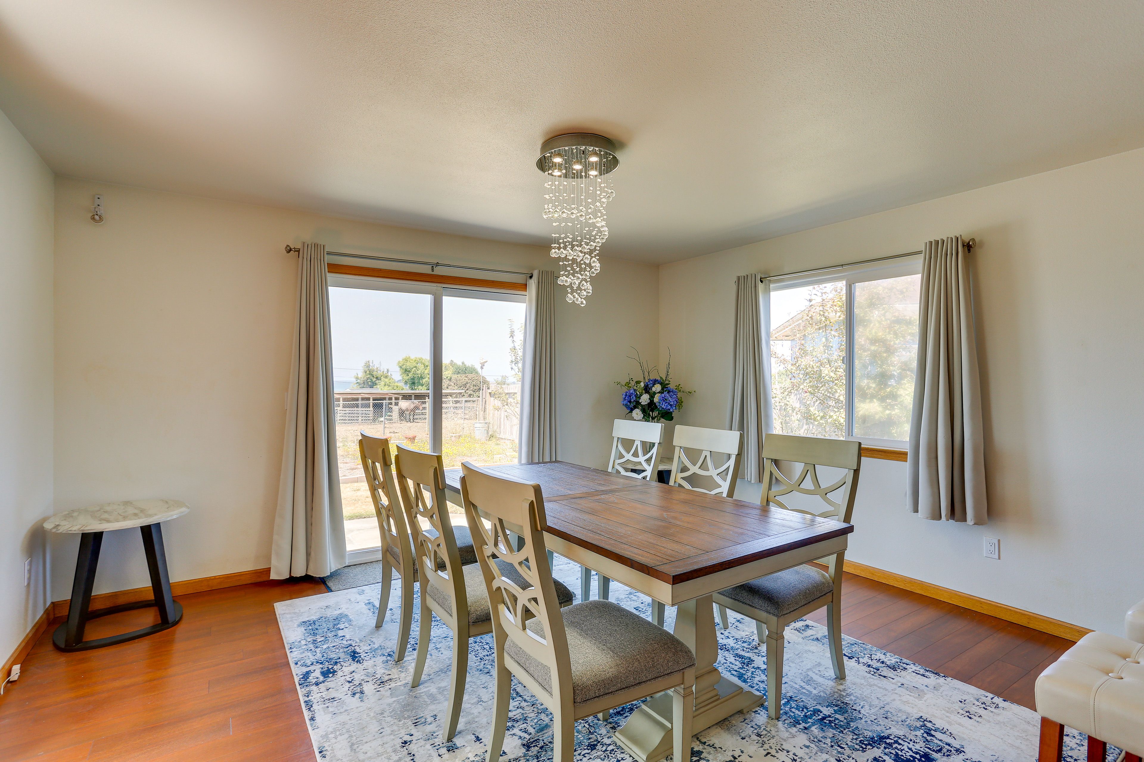 Dining Area | Dishware & Flatware Provided