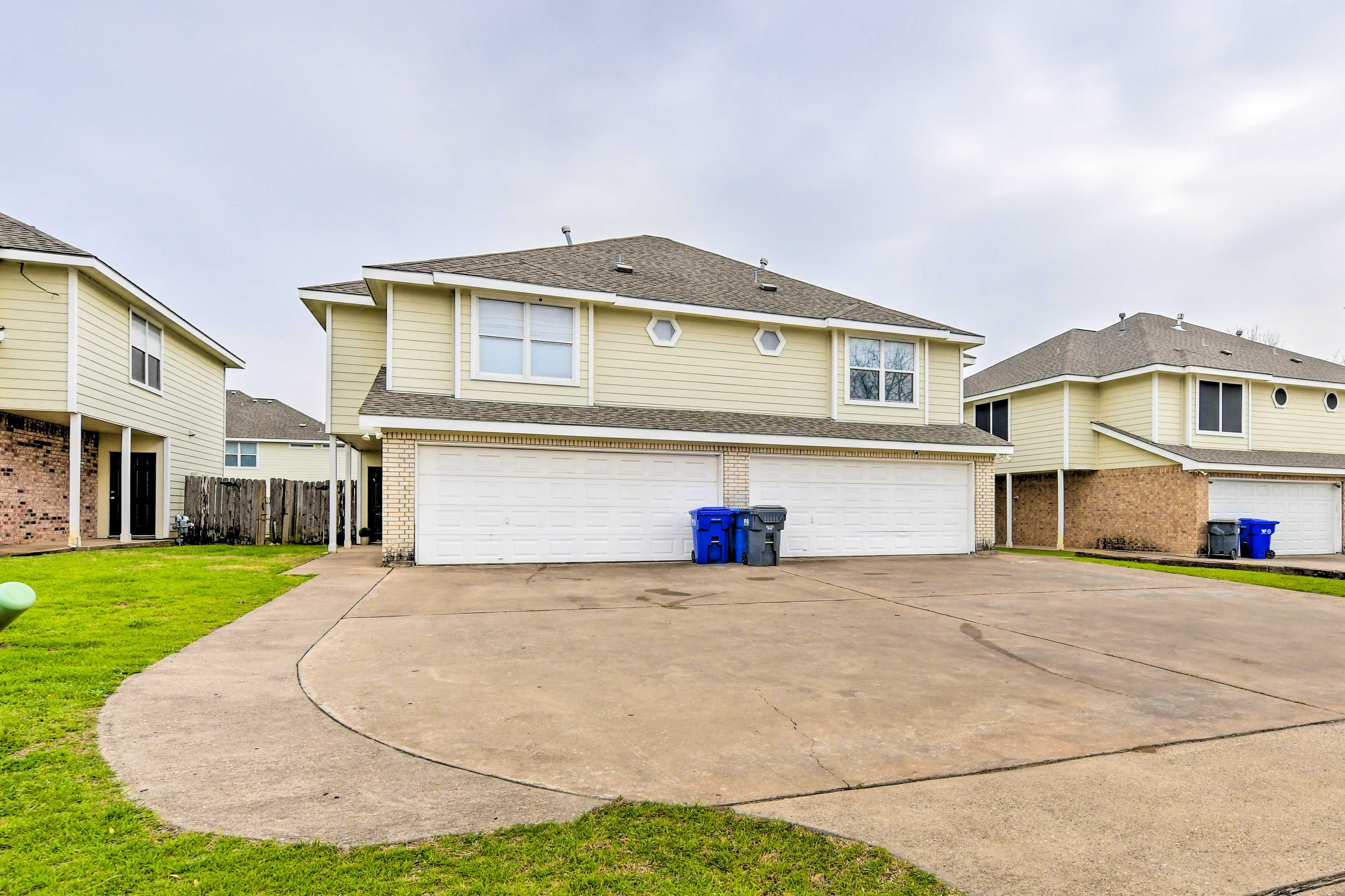 Parking | Driveway (2 Vehicles) | Garage (2 Vehicles)