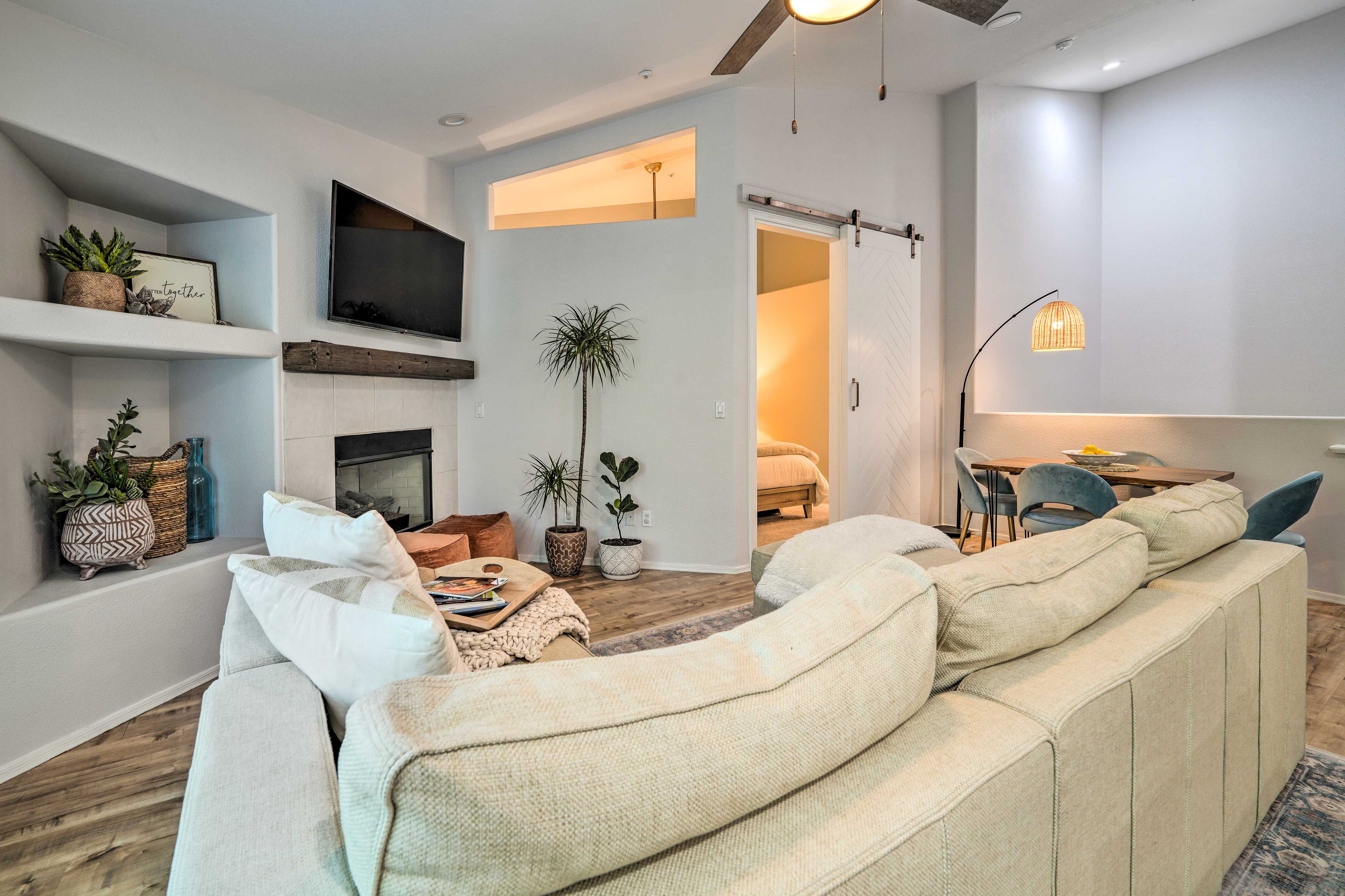 Living Room | Full Sleeper Sofa | Smart TV | Fireplace | Dining Table