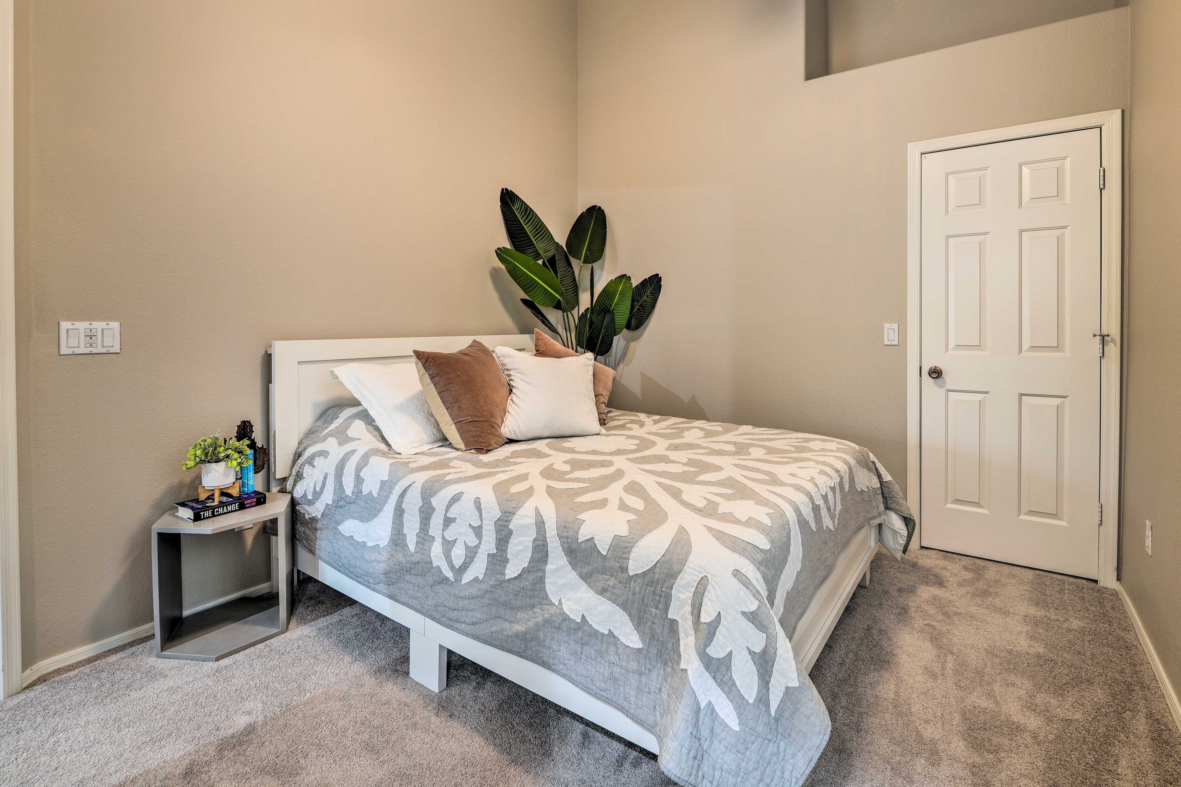 Bedroom 2 | Queen Bed | Central Heating & A/C | Ceiling Fans | Books