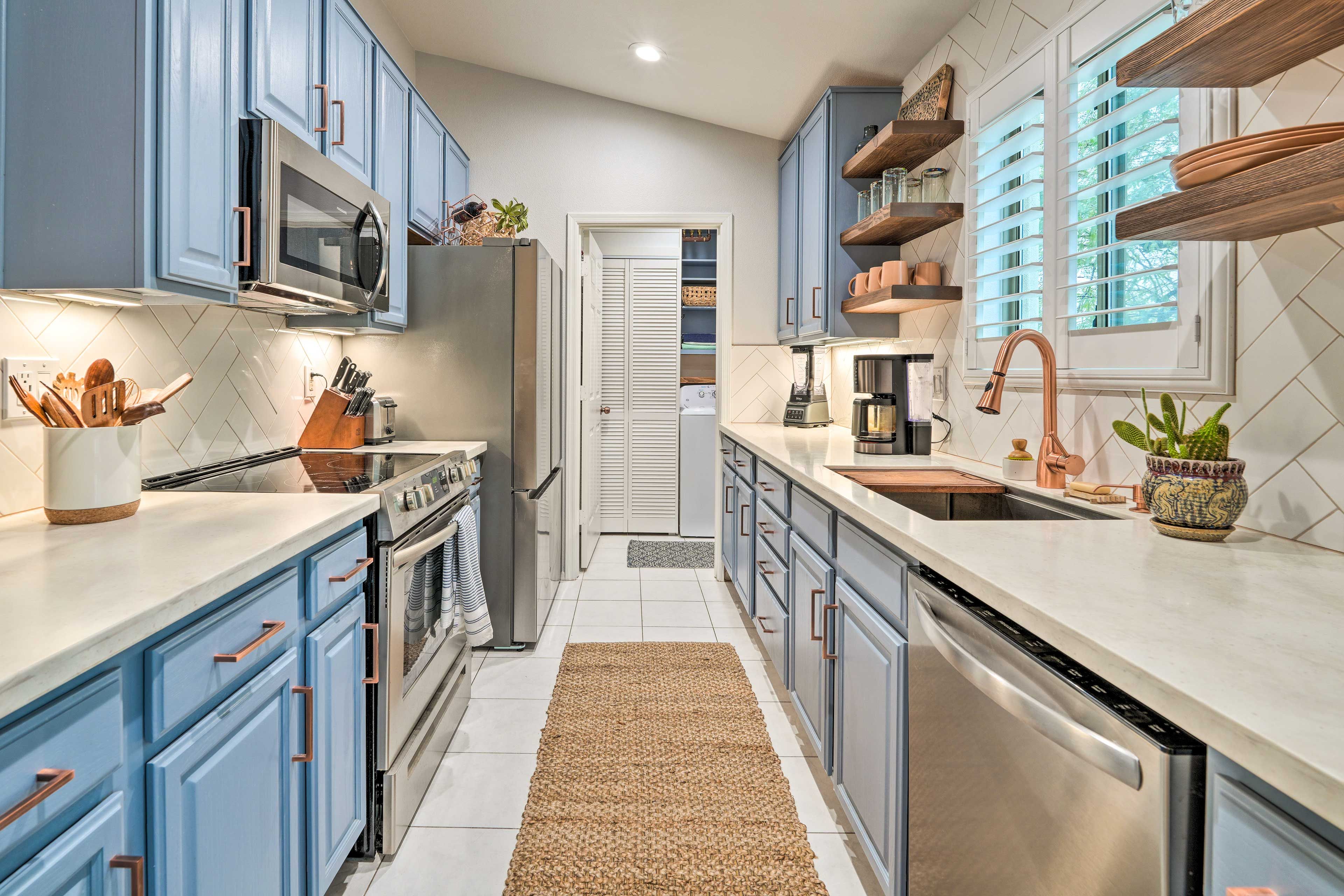 Kitchen | Stainless Steel Appliances w/ Dishwasher | Free WiFi