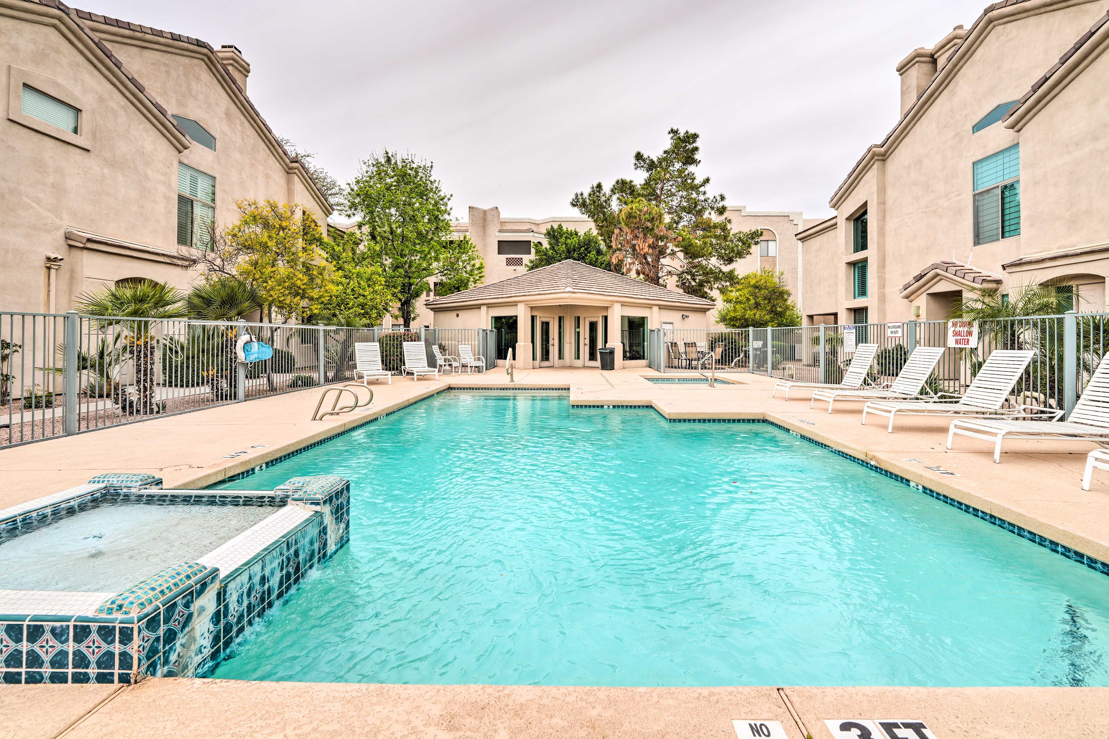 Community Pool (Not Heated, Depth 3'-5')