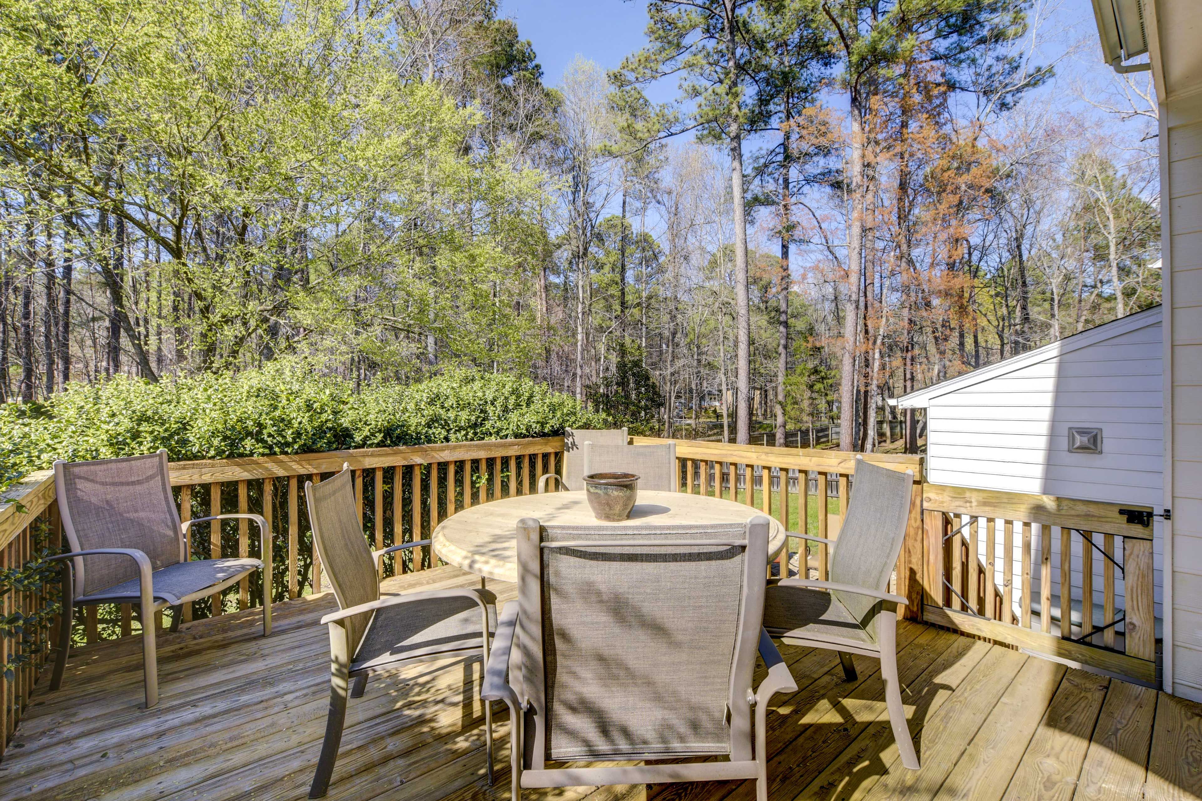 Deck | Outdoor Seating & Dining Areas