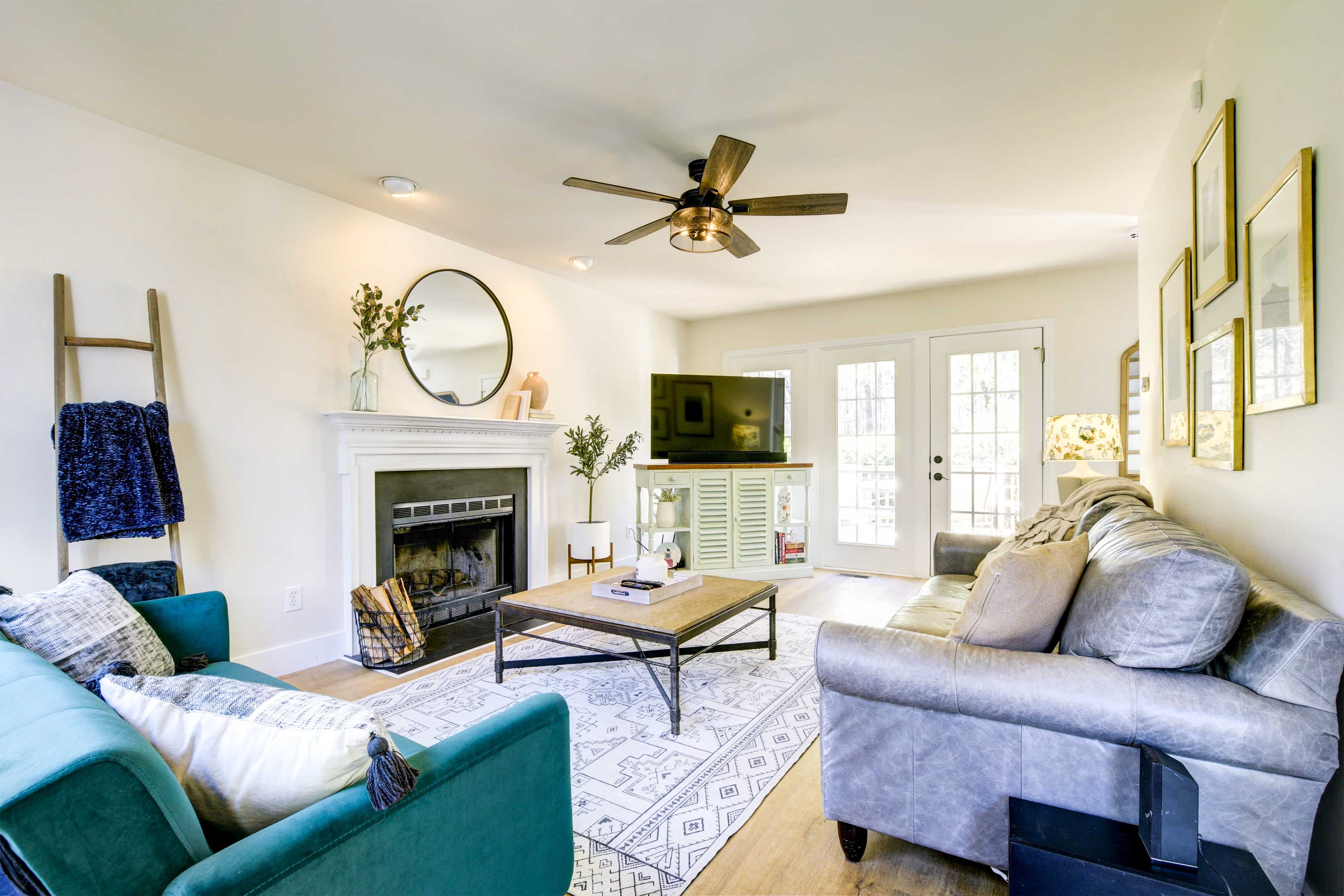 Living Room | Free WiFi | Central A/C