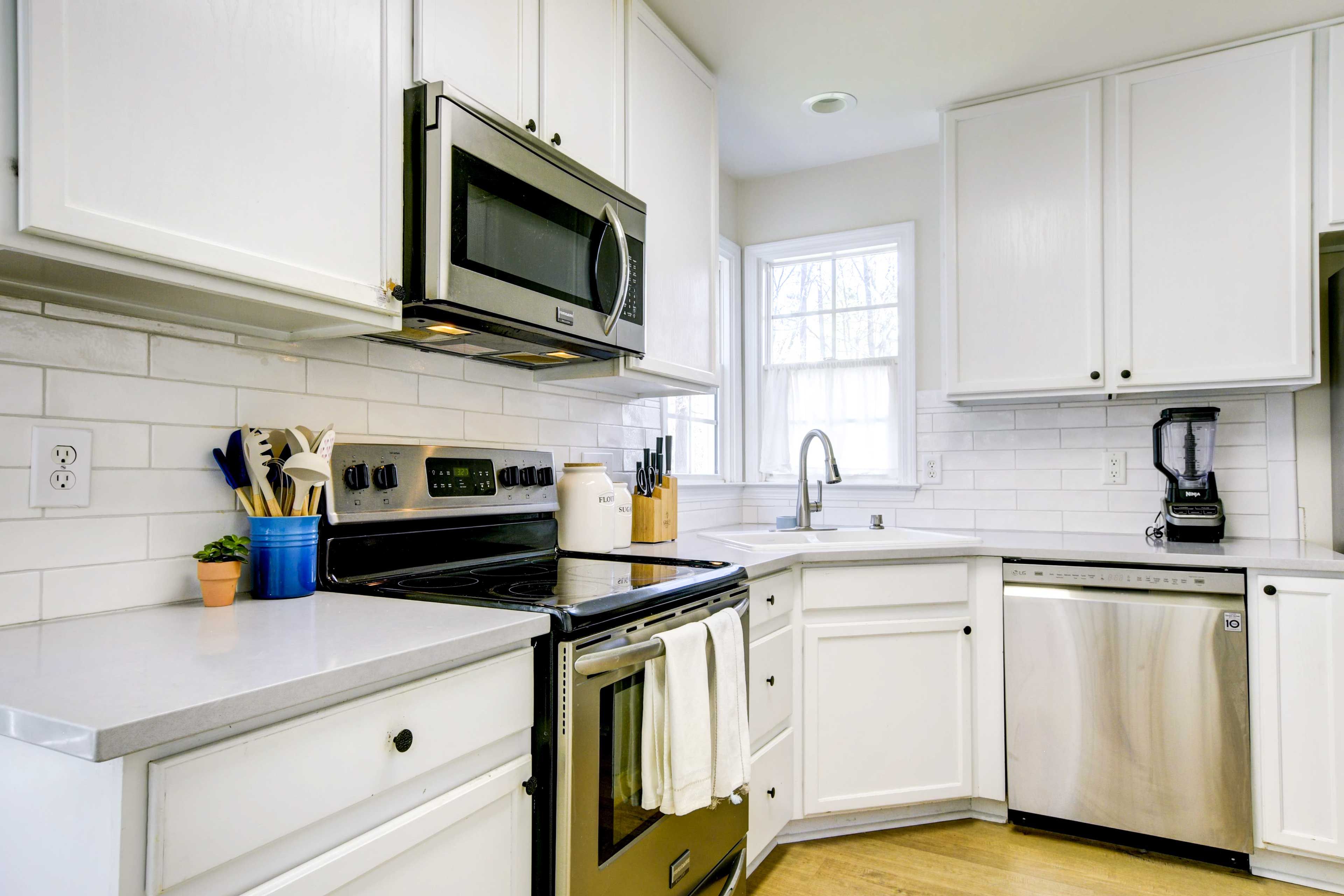 Kitchen | Cooking Basics | Spices | Paper Towels/Trash Bags Provided