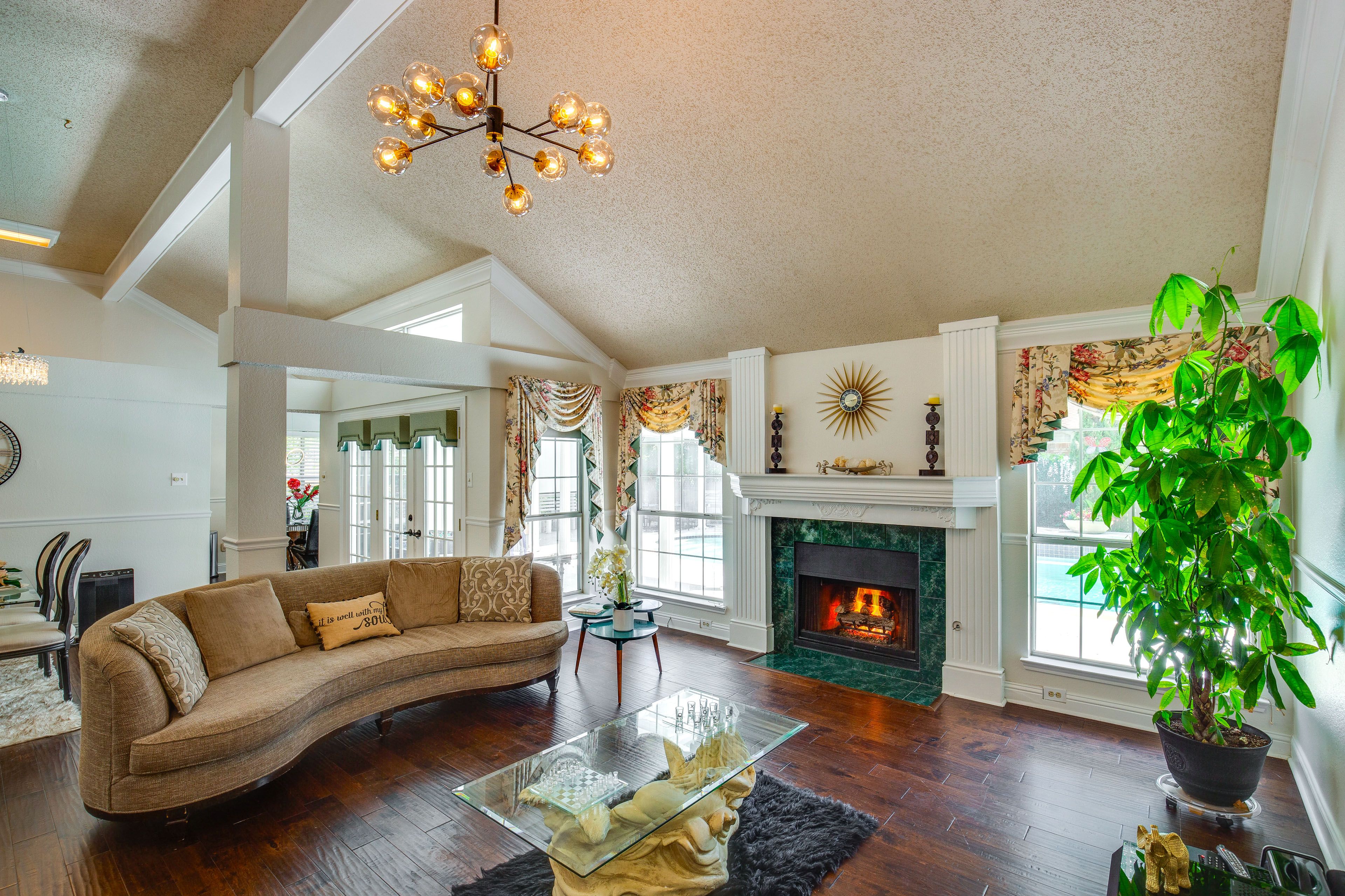 Living Room | Queen Sleeper Sofa | Smart TV | Free WiFi