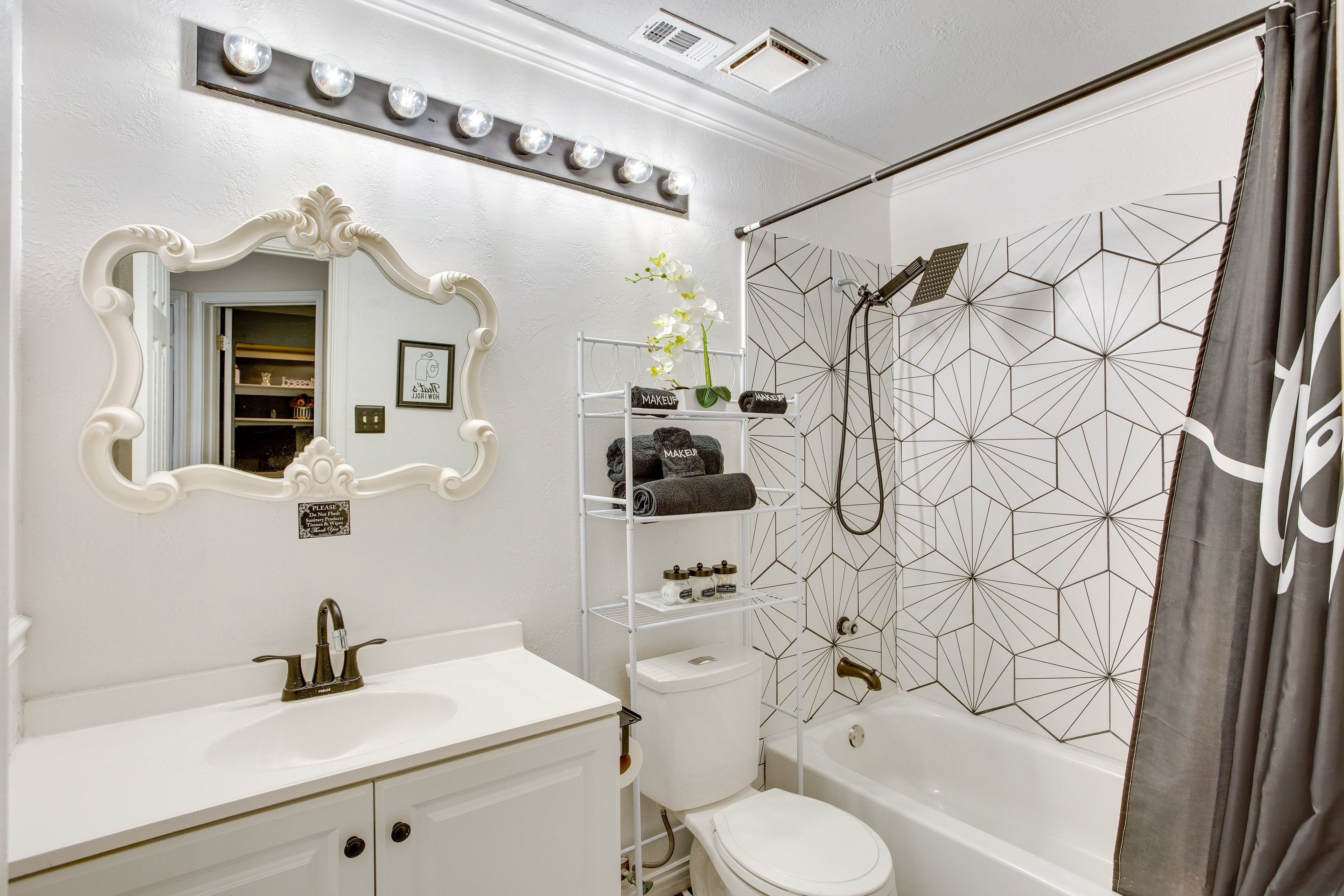 Full Bathroom | Towels Provided | Hair Dryer