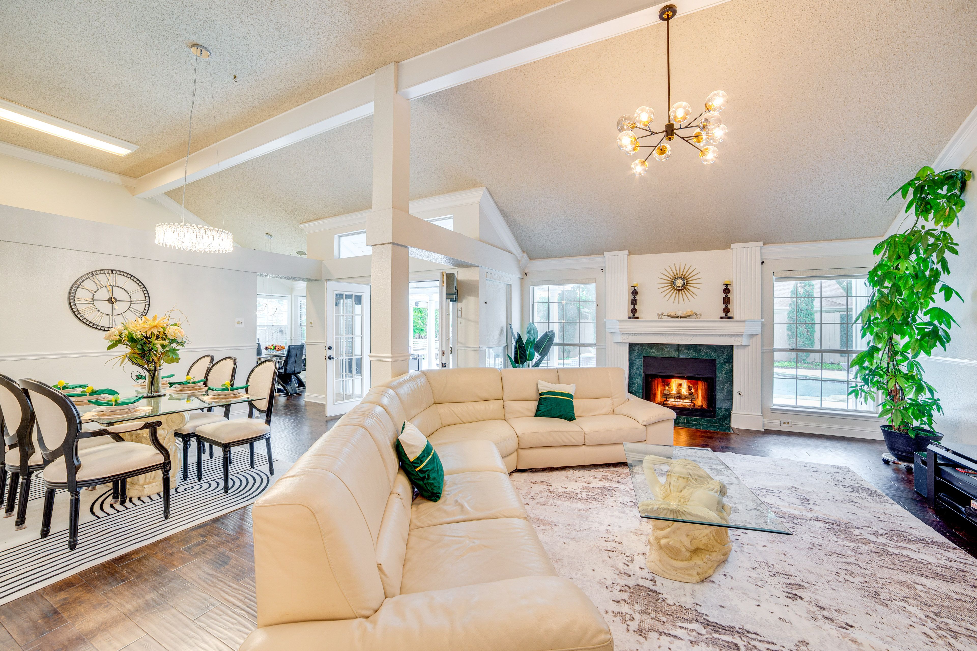 Living Room | Queen Sleeper Sofa | Smart TV | Free WiFi