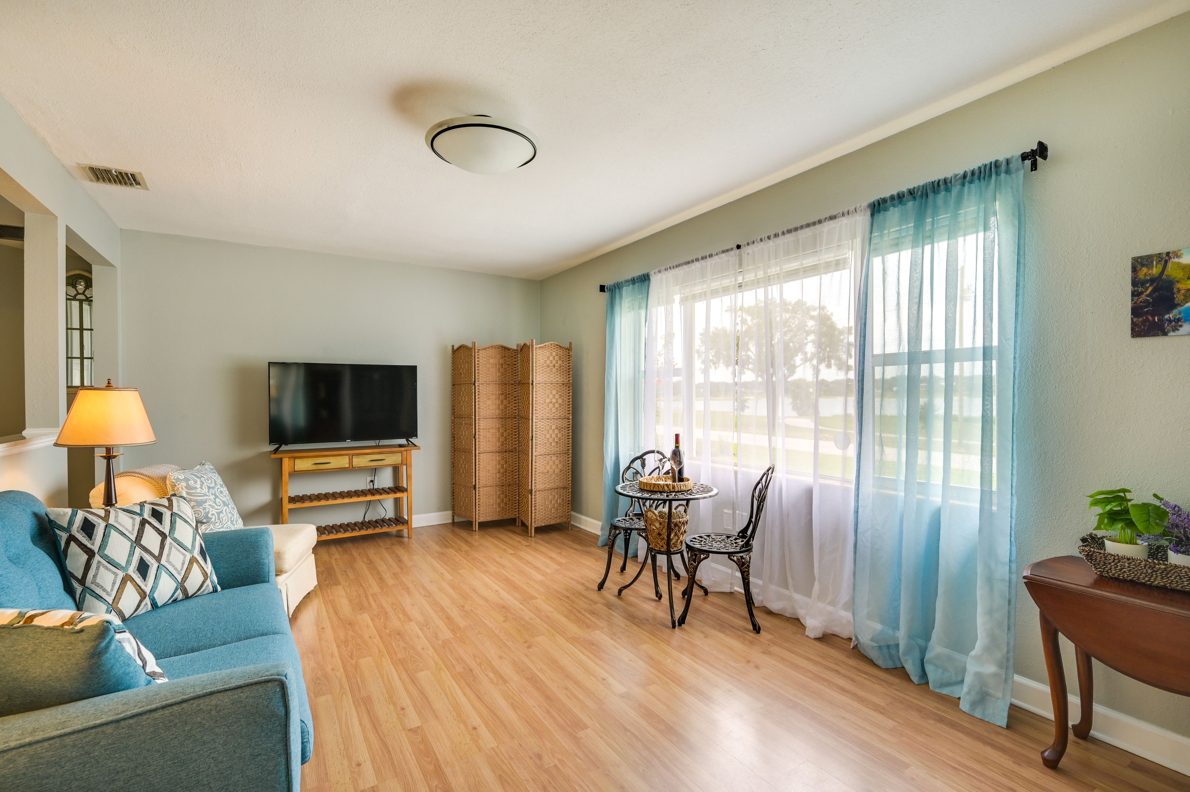Living Room | Smart TV | Central A/C